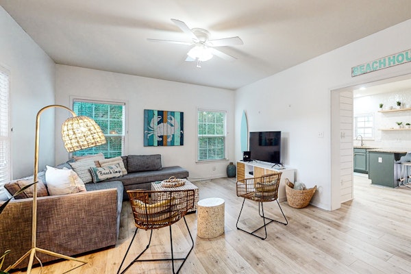 Modern beach house with lovely deck, washer/dryer, AC & WiFi - 2 blocks to ocean