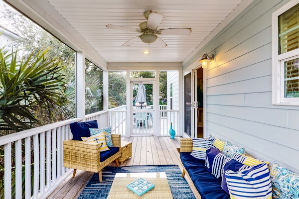 Modern beach house with lovely deck, washer/dryer, AC & WiFi - 2 blocks to ocean
