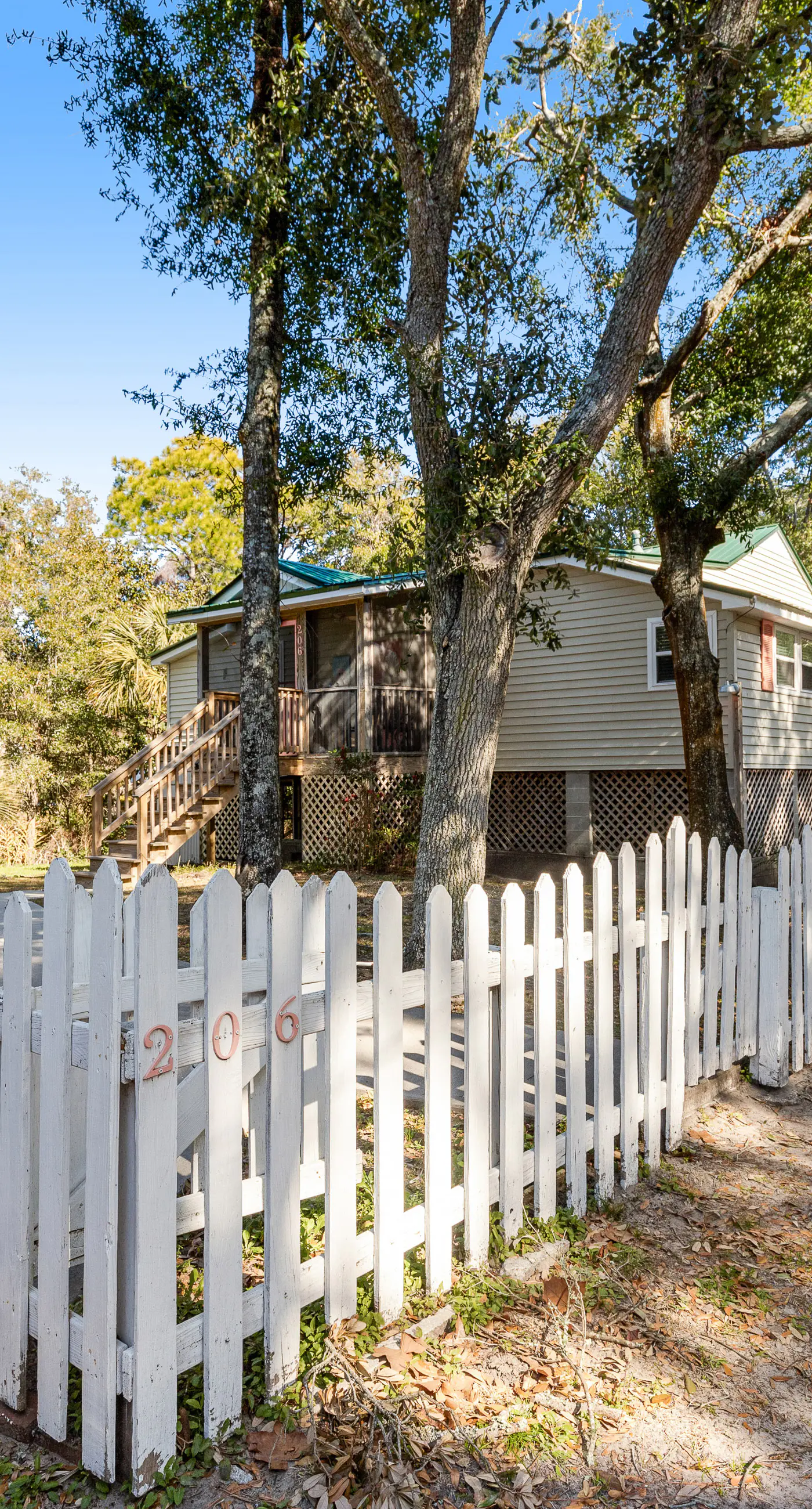 Welcoming home steps to the beach and downtown with WiFi and screened porch