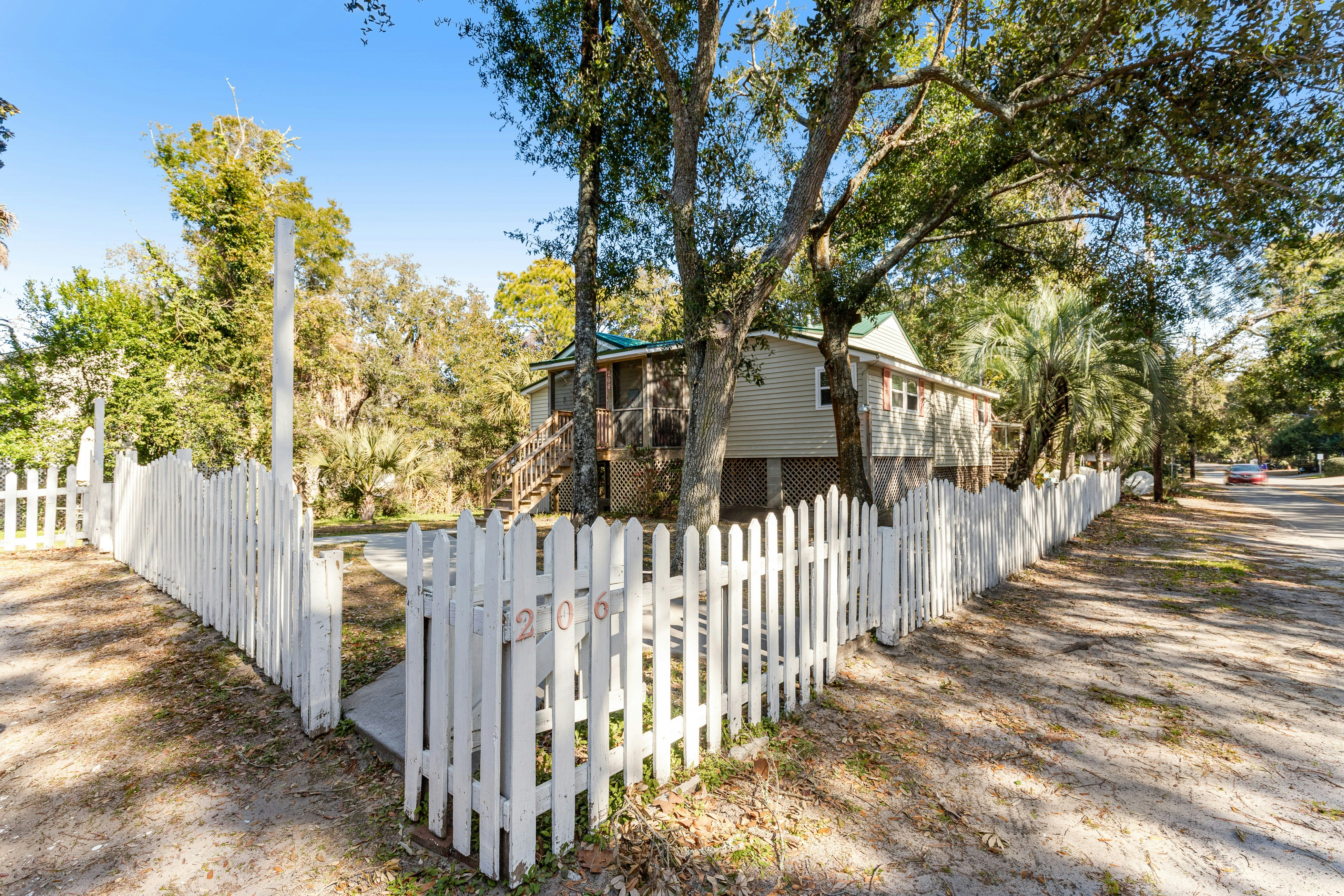Welcoming home steps to the beach and downtown with WiFi and screened porch