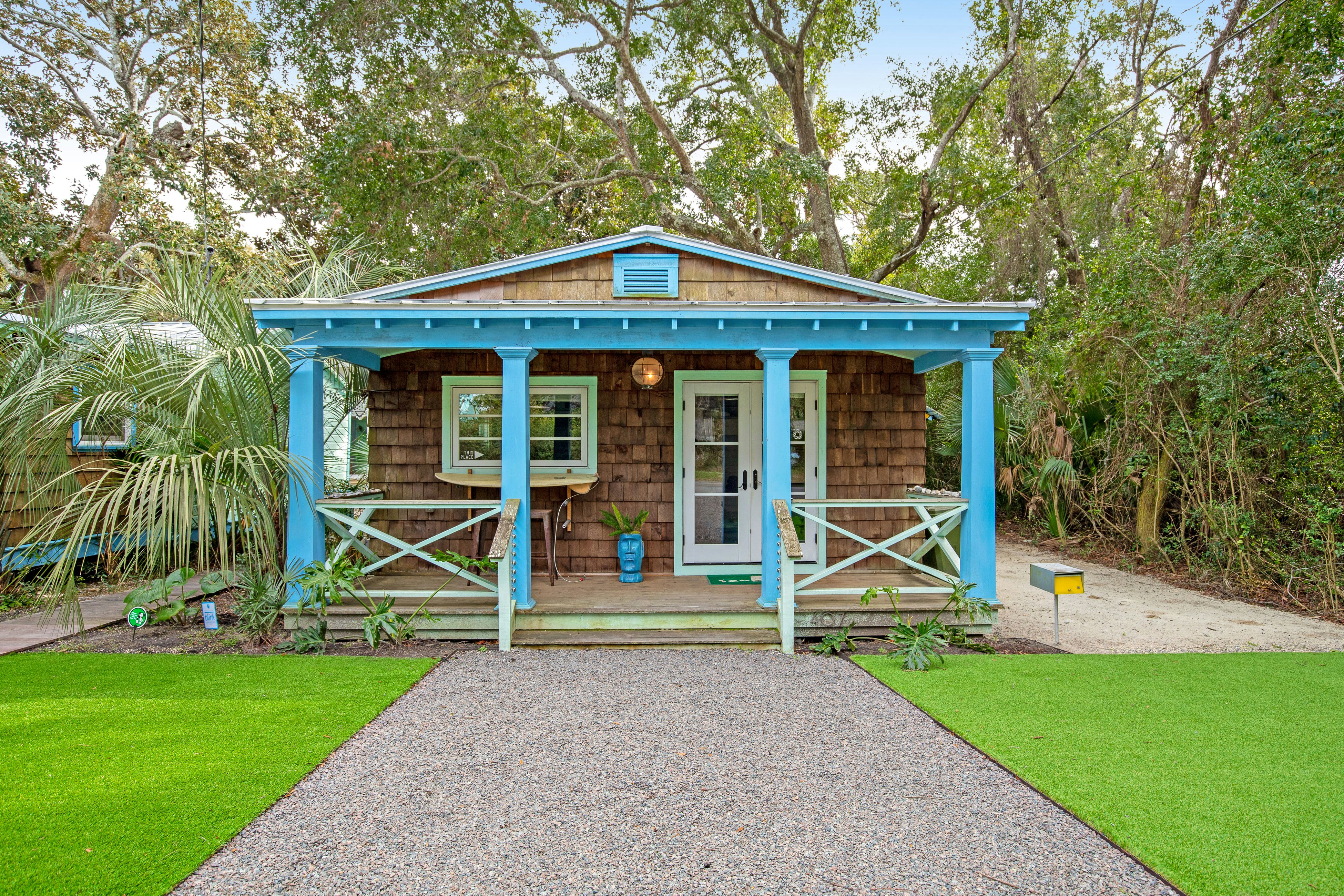 Coastal dog-friendly retreat near the beach with yard access and WiFi