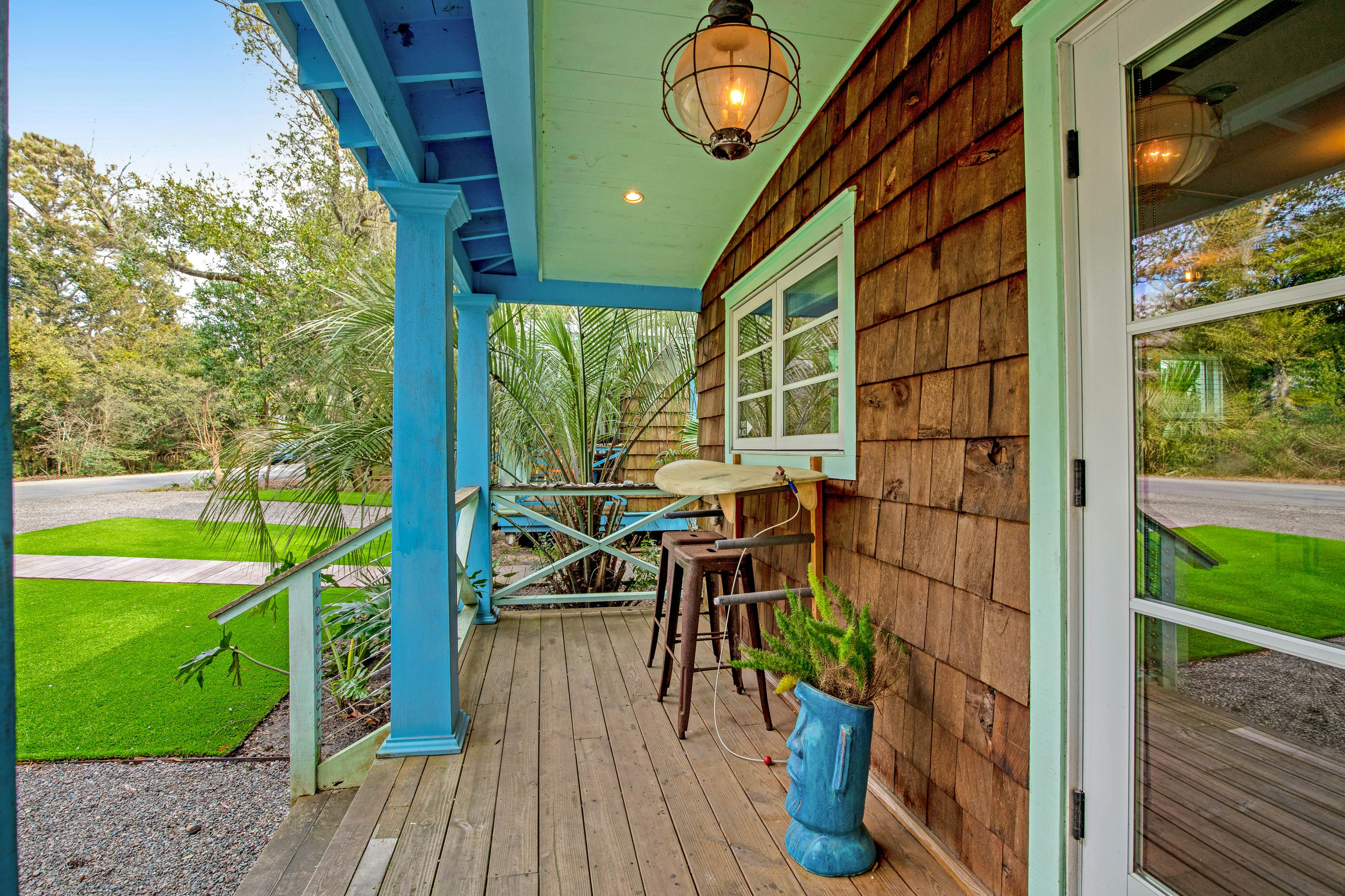 Coastal dog-friendly retreat near the beach with yard access and WiFi