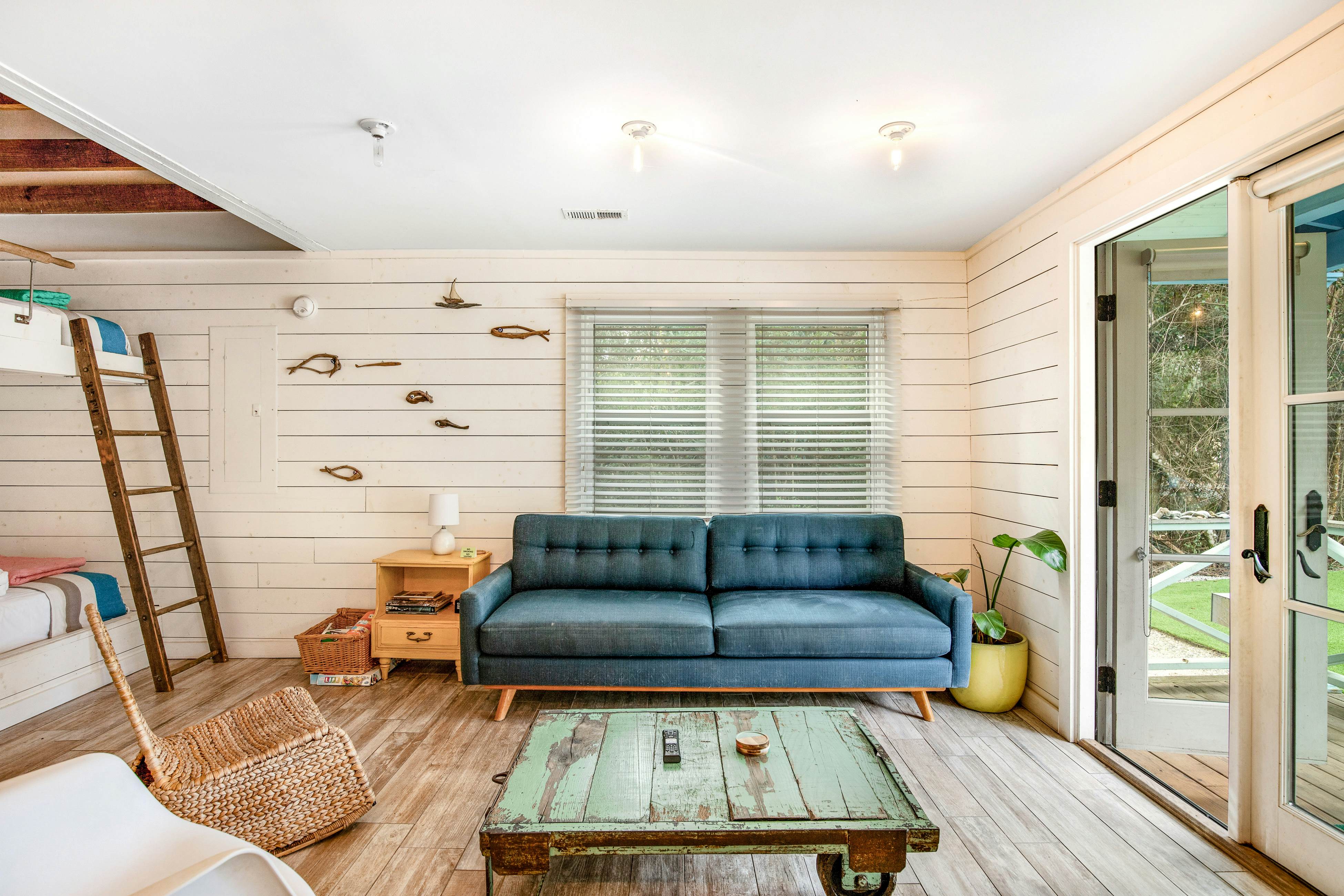 Coastal dog-friendly retreat near the beach with yard access and WiFi