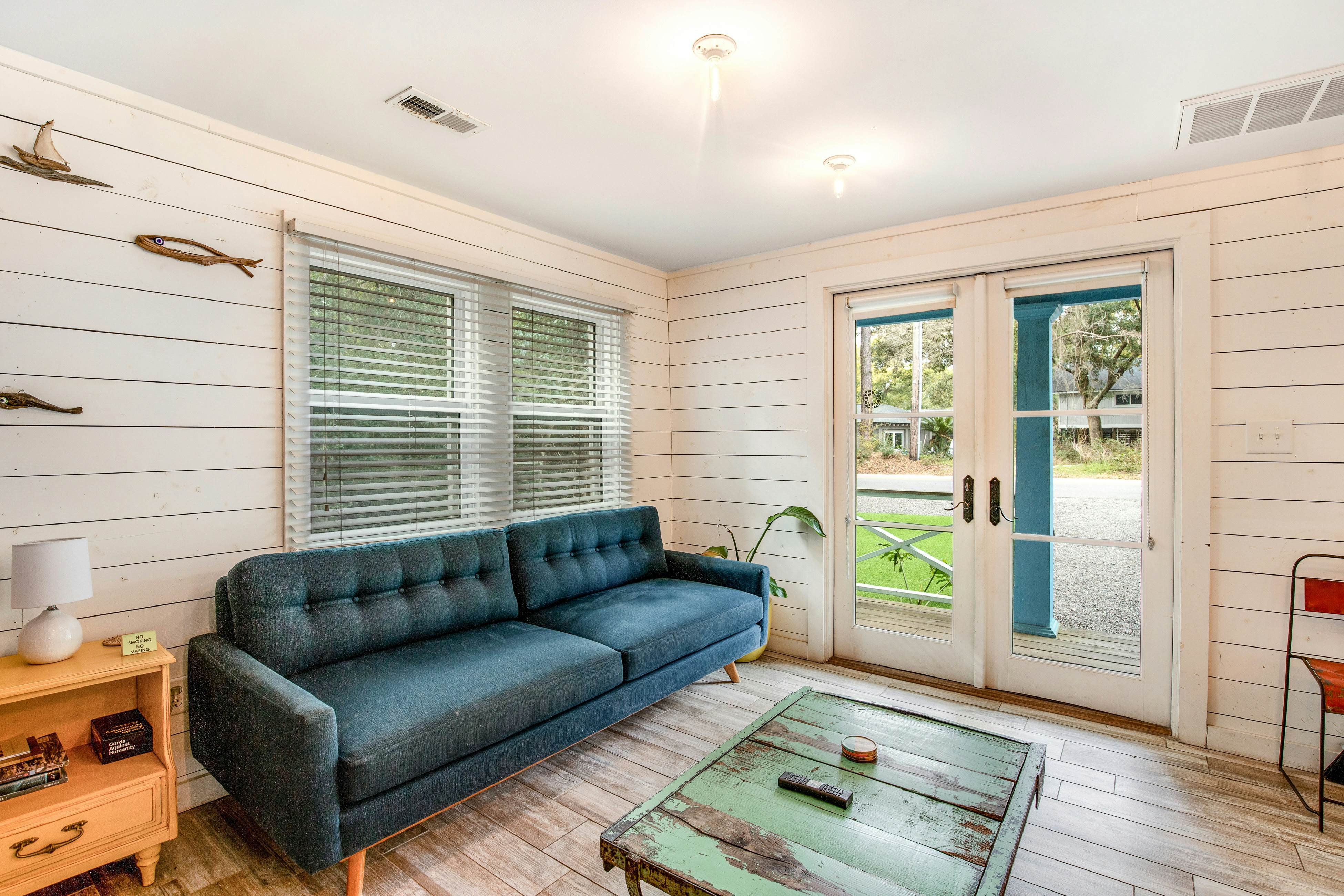 Coastal dog-friendly retreat near the beach with yard access and WiFi