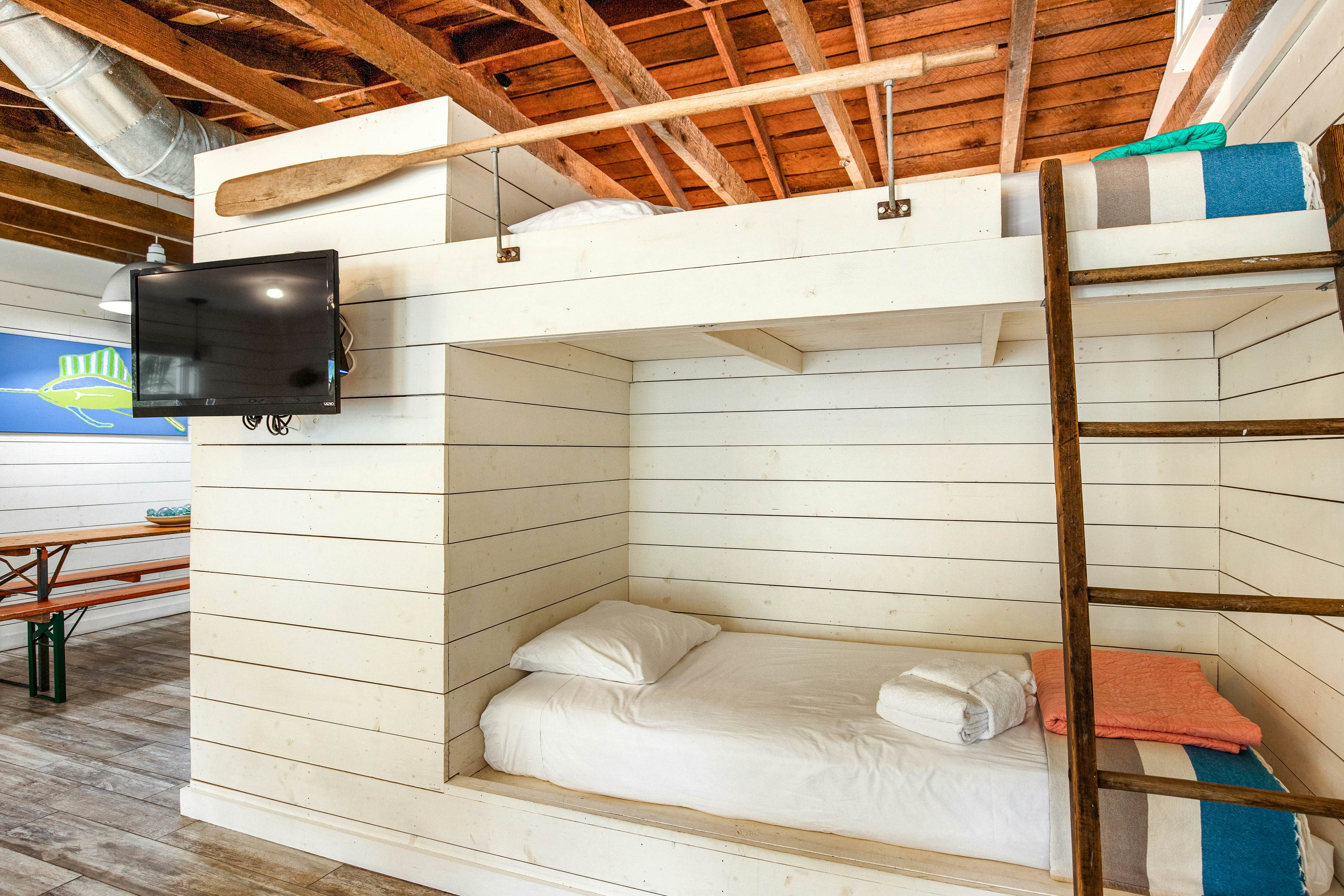 Coastal dog-friendly retreat near the beach with yard access and WiFi