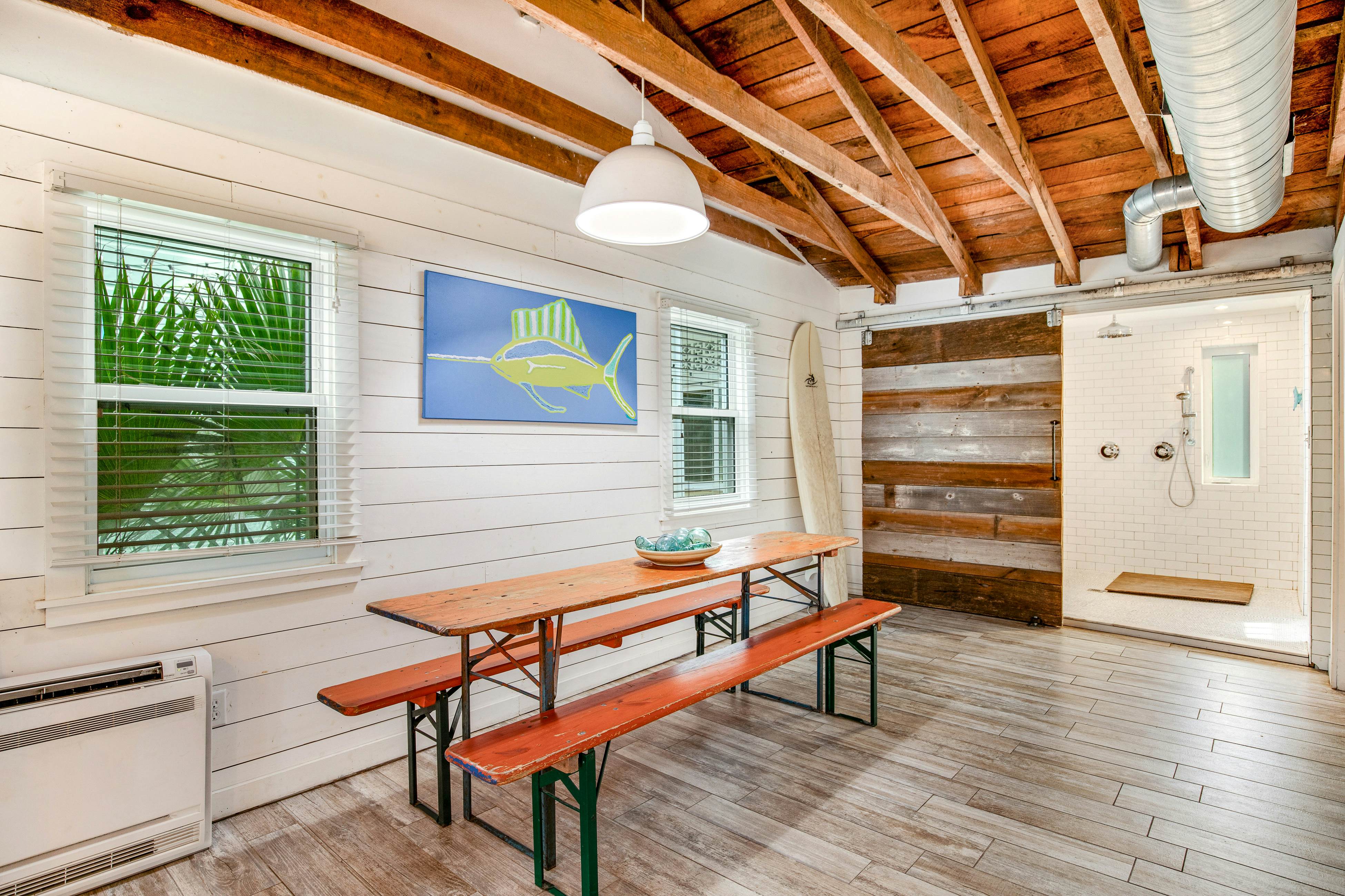 Coastal dog-friendly retreat near the beach with yard access and WiFi