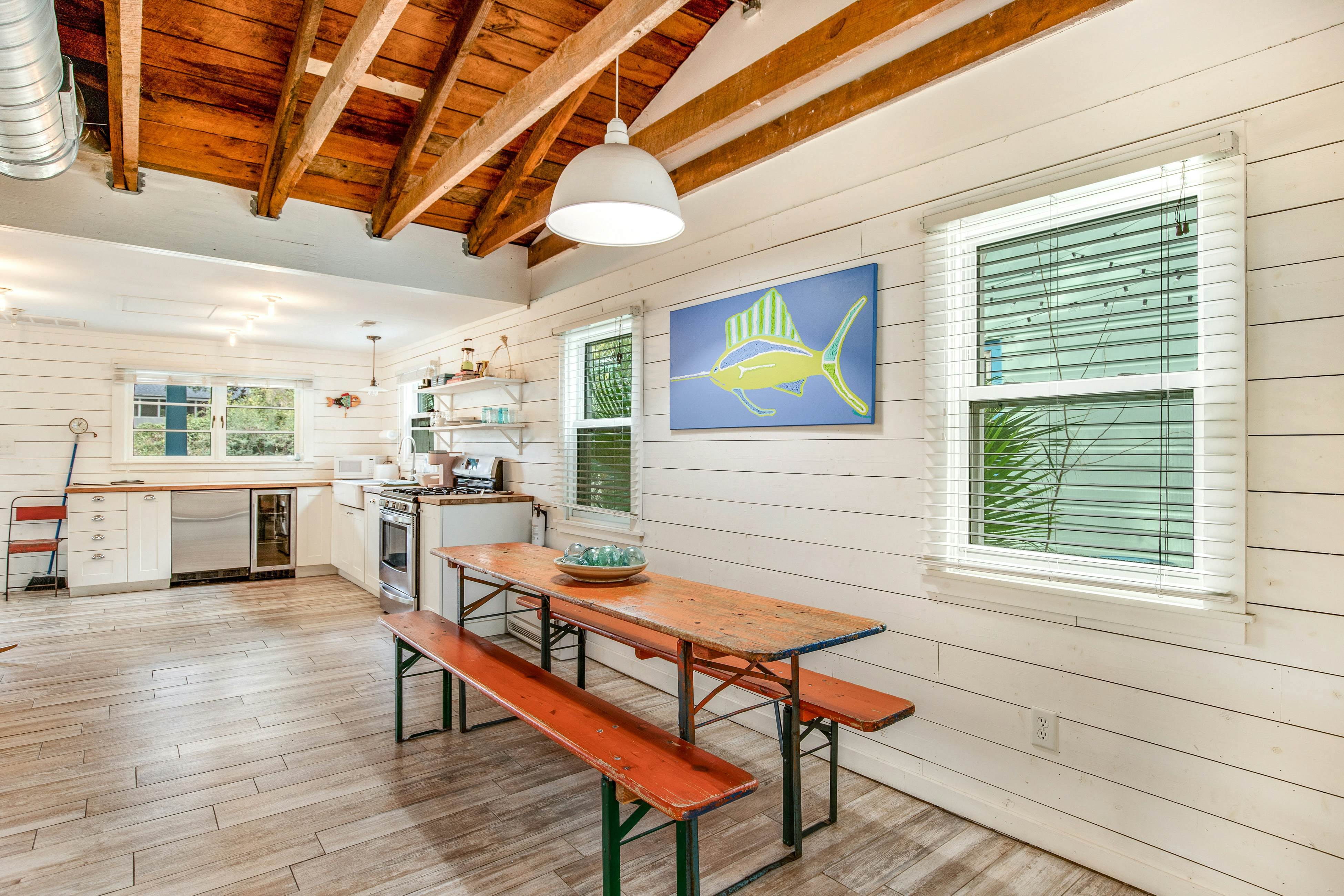 Coastal dog-friendly retreat near the beach with yard access and WiFi