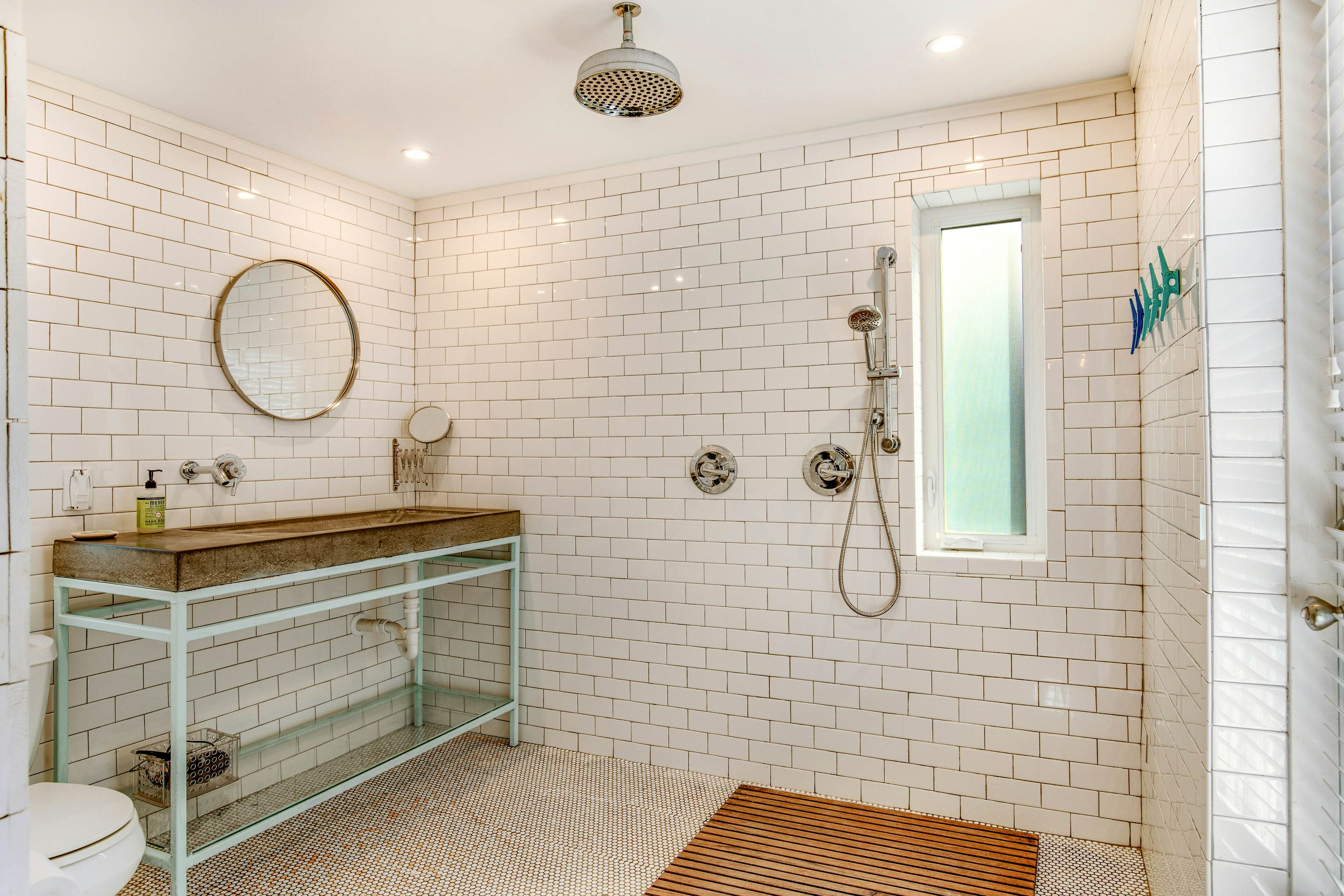 Coastal dog-friendly retreat near the beach with yard access and WiFi