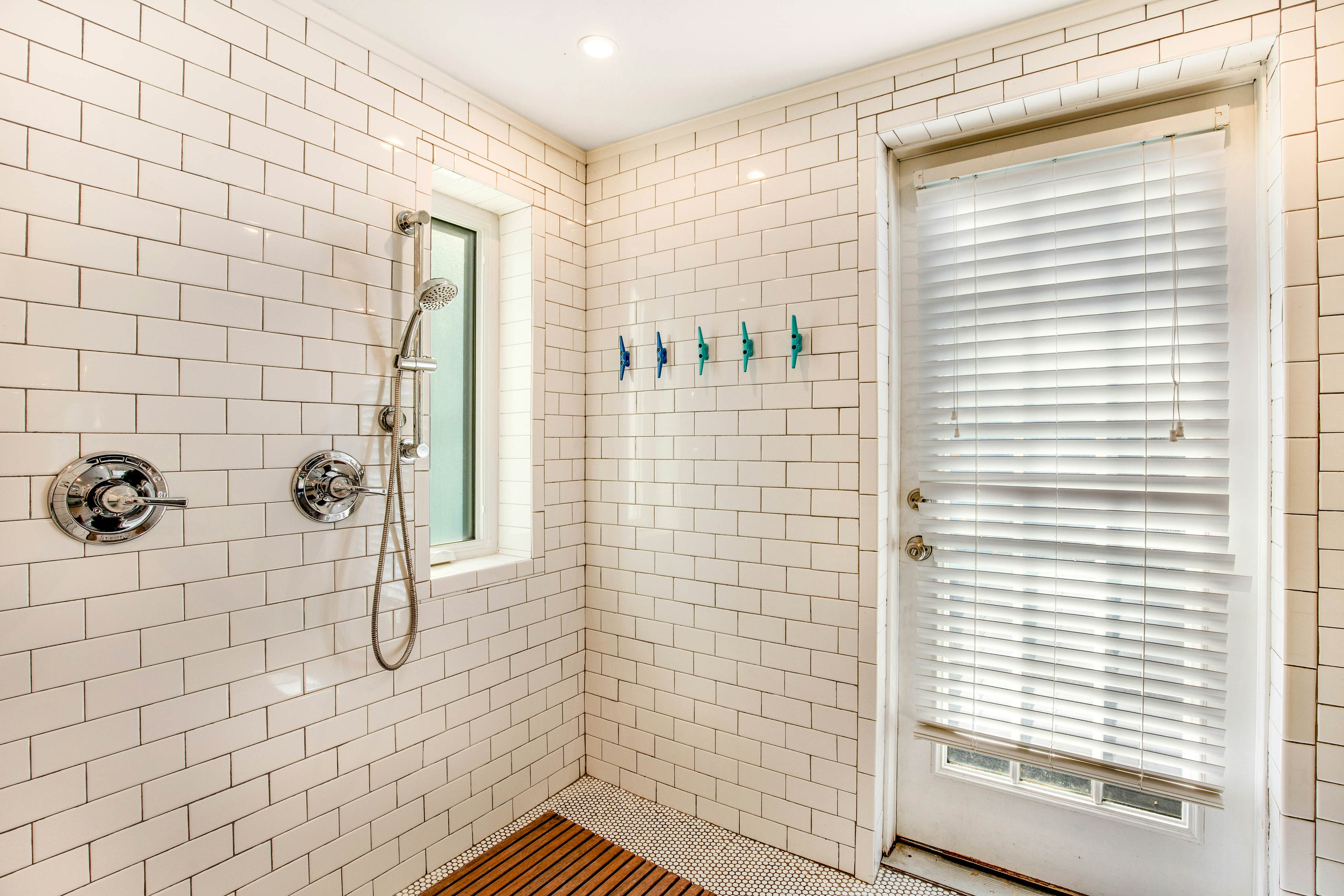 Coastal dog-friendly retreat near the beach with yard access and WiFi