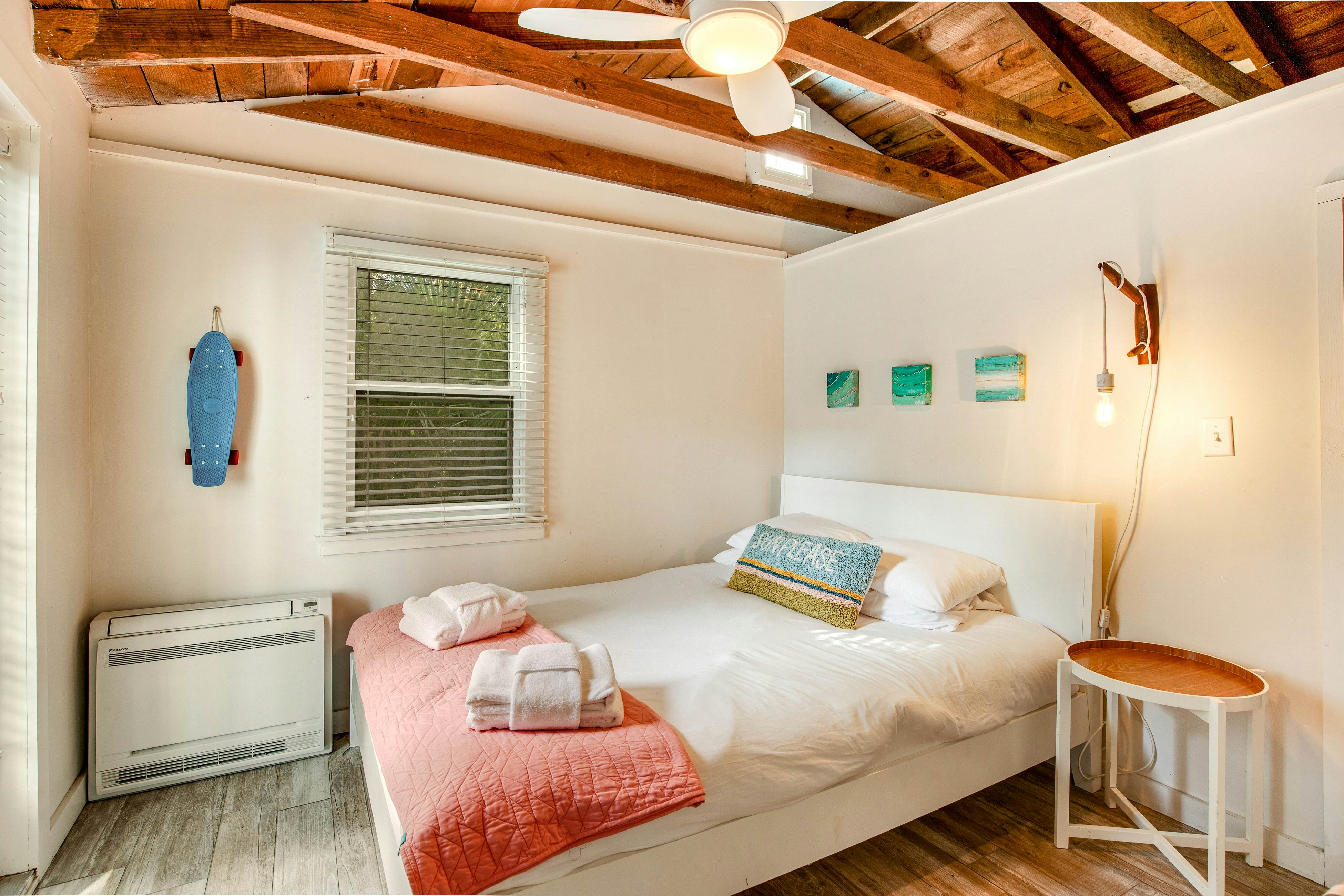 Coastal dog-friendly retreat near the beach with yard access and WiFi