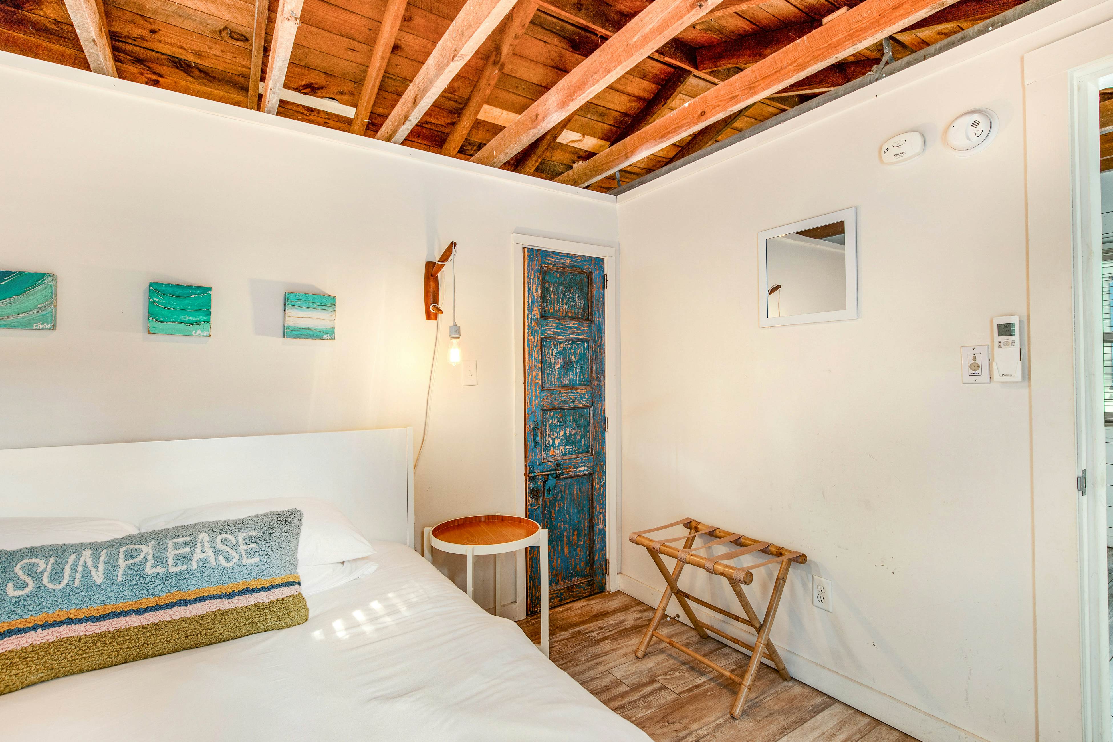 Coastal dog-friendly retreat near the beach with yard access and WiFi