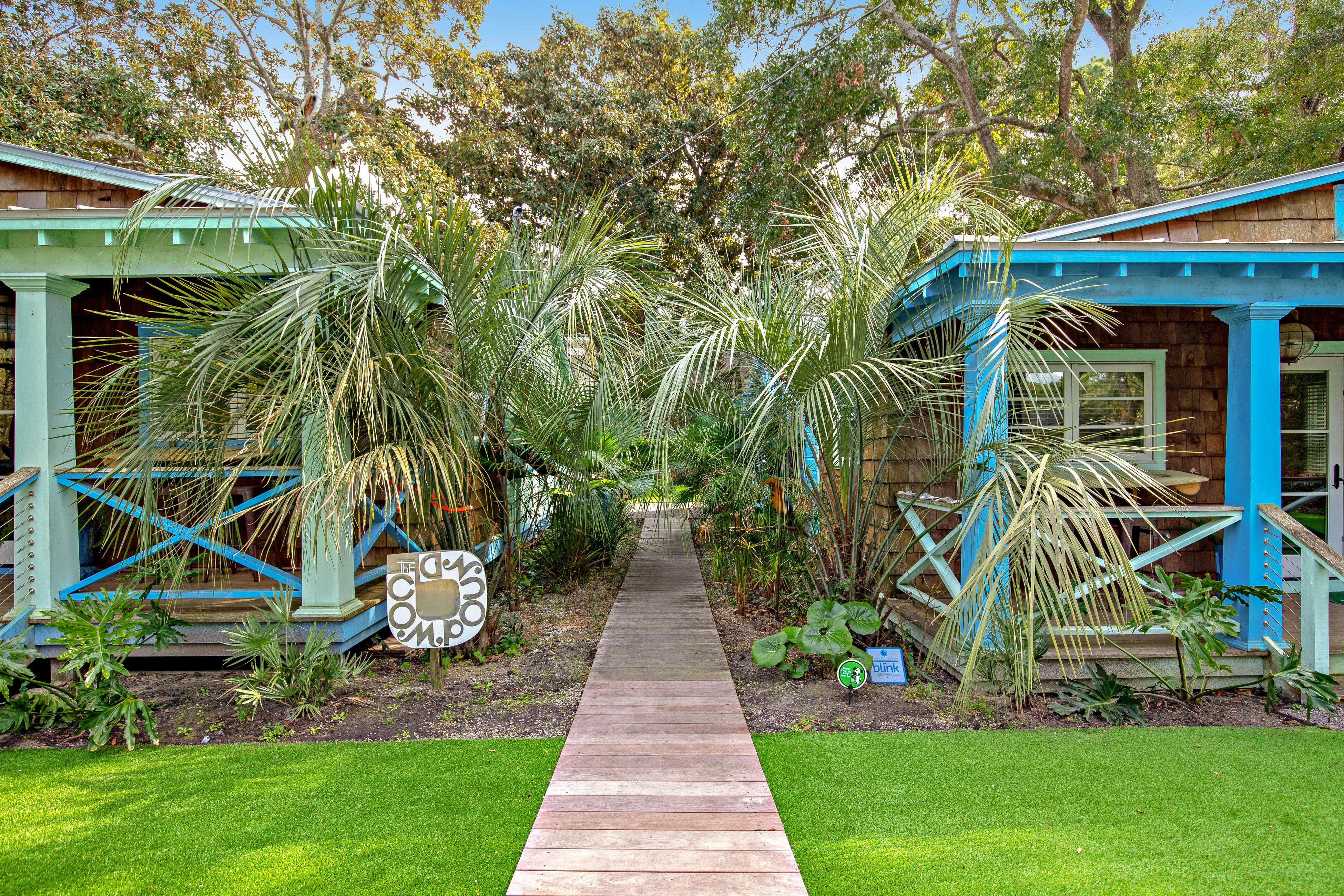 Coastal dog-friendly retreat near the beach with yard access and WiFi