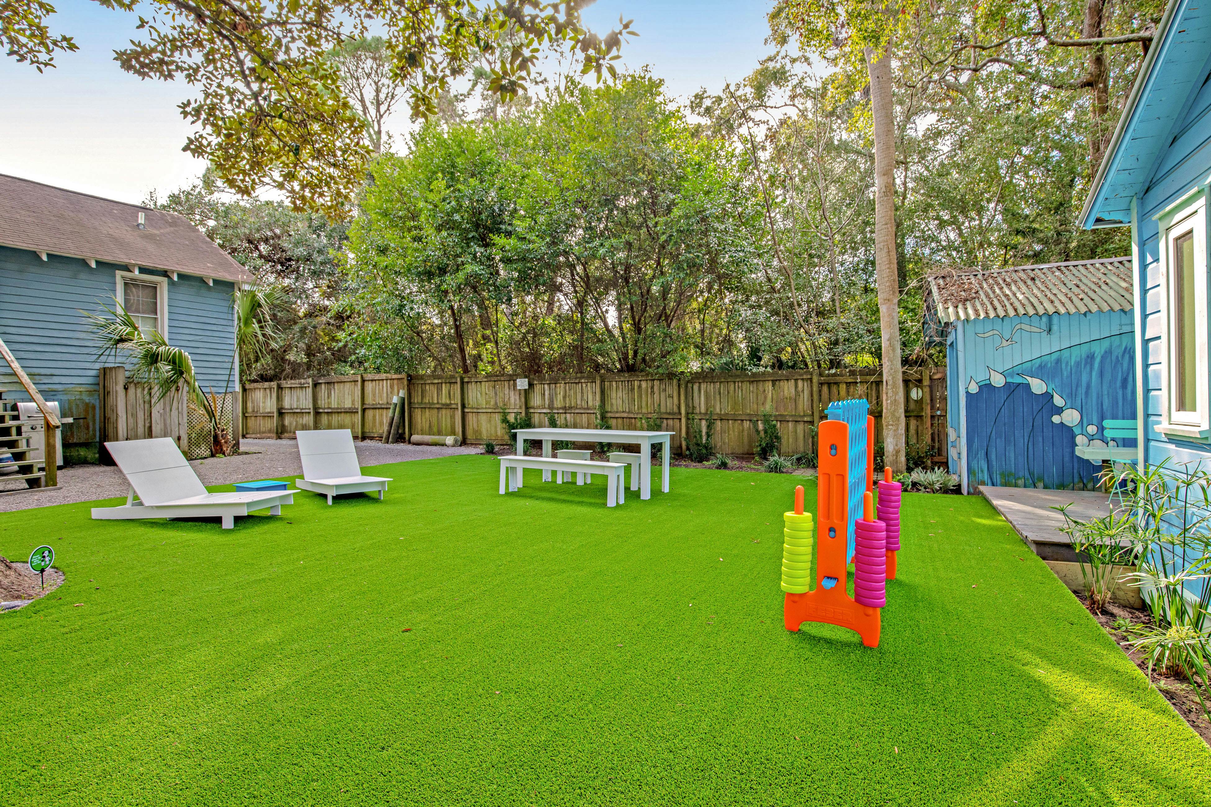 Coastal dog-friendly retreat near the beach with yard access and WiFi