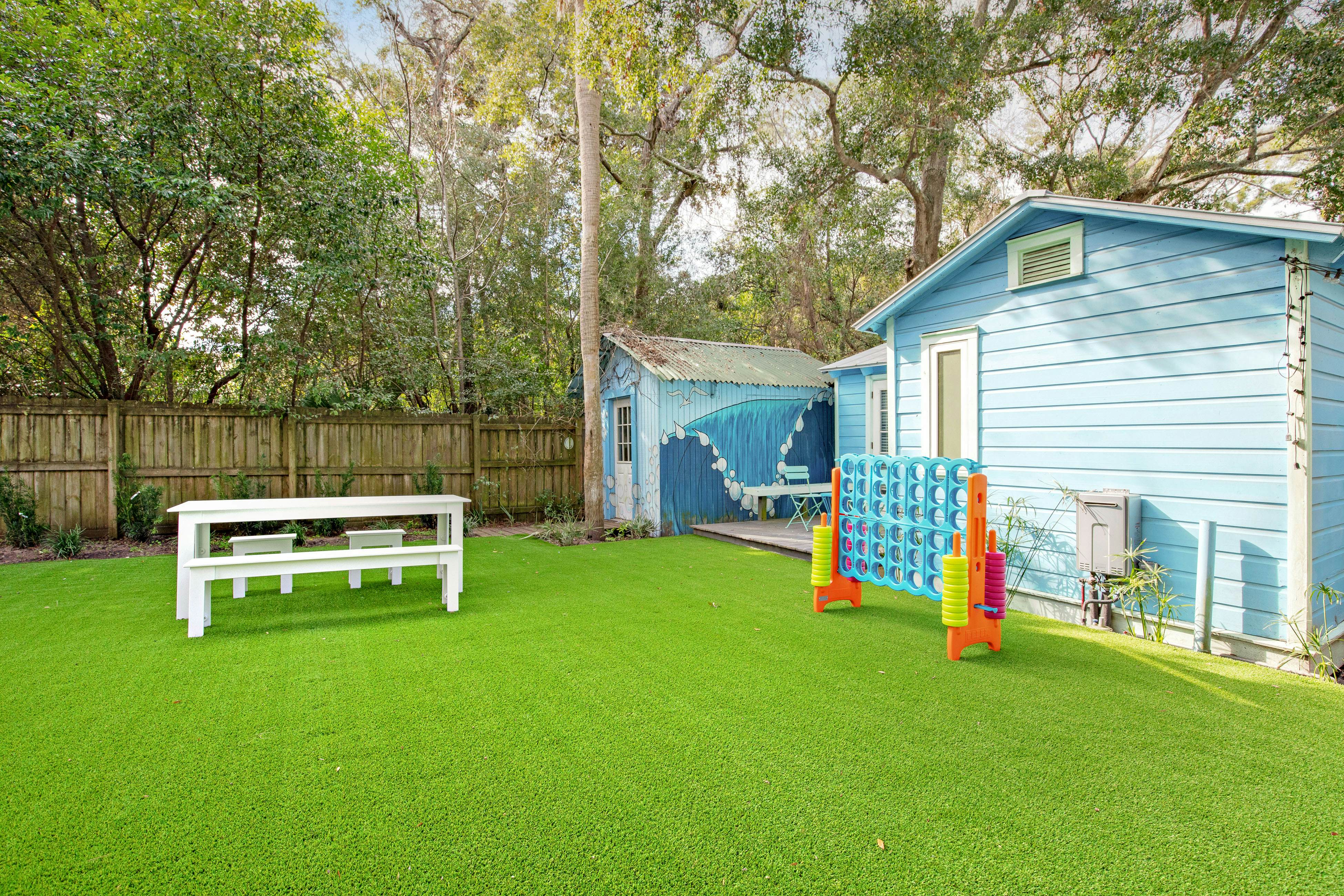 Coastal dog-friendly retreat near the beach with yard access and WiFi