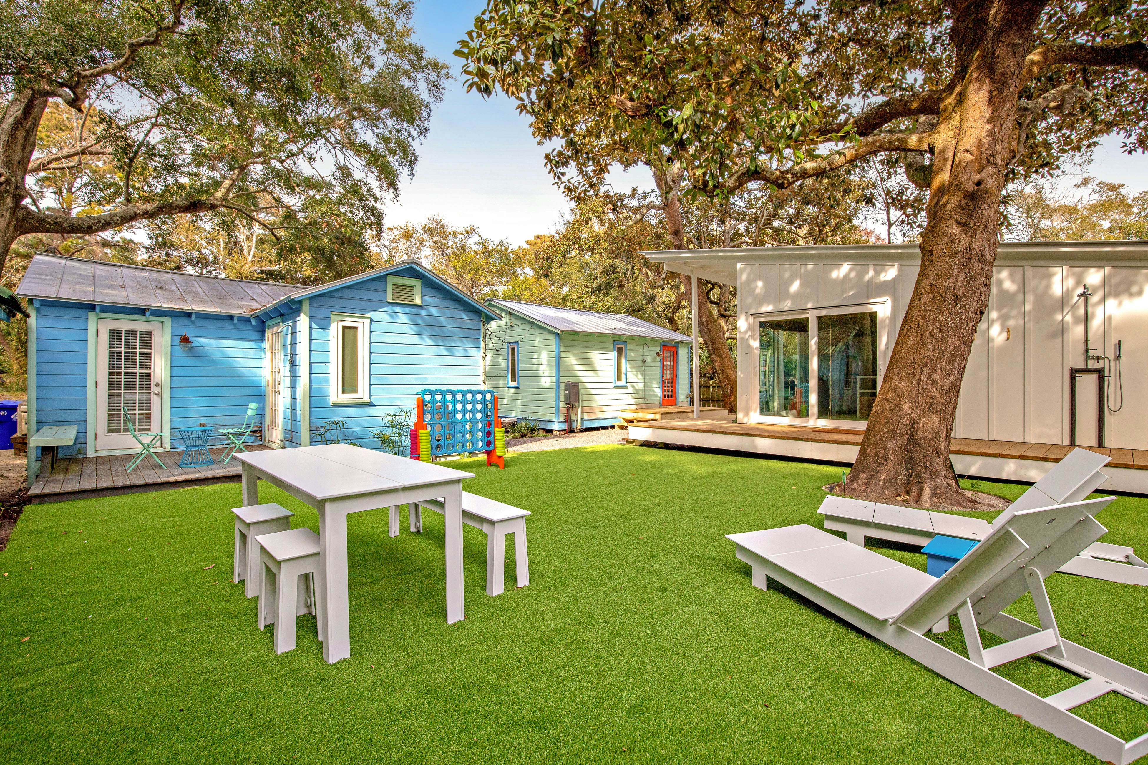 Coastal dog-friendly retreat near the beach with yard access and WiFi