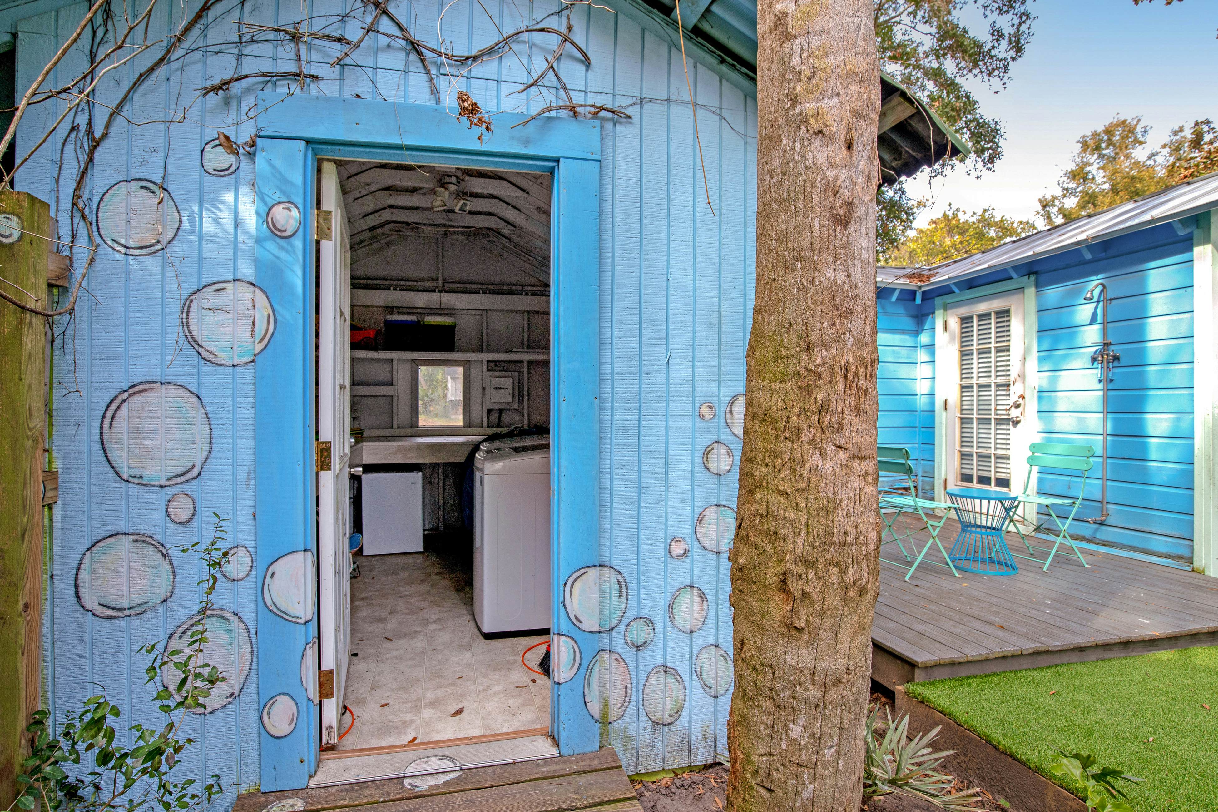 Coastal dog-friendly retreat near the beach with yard access and WiFi