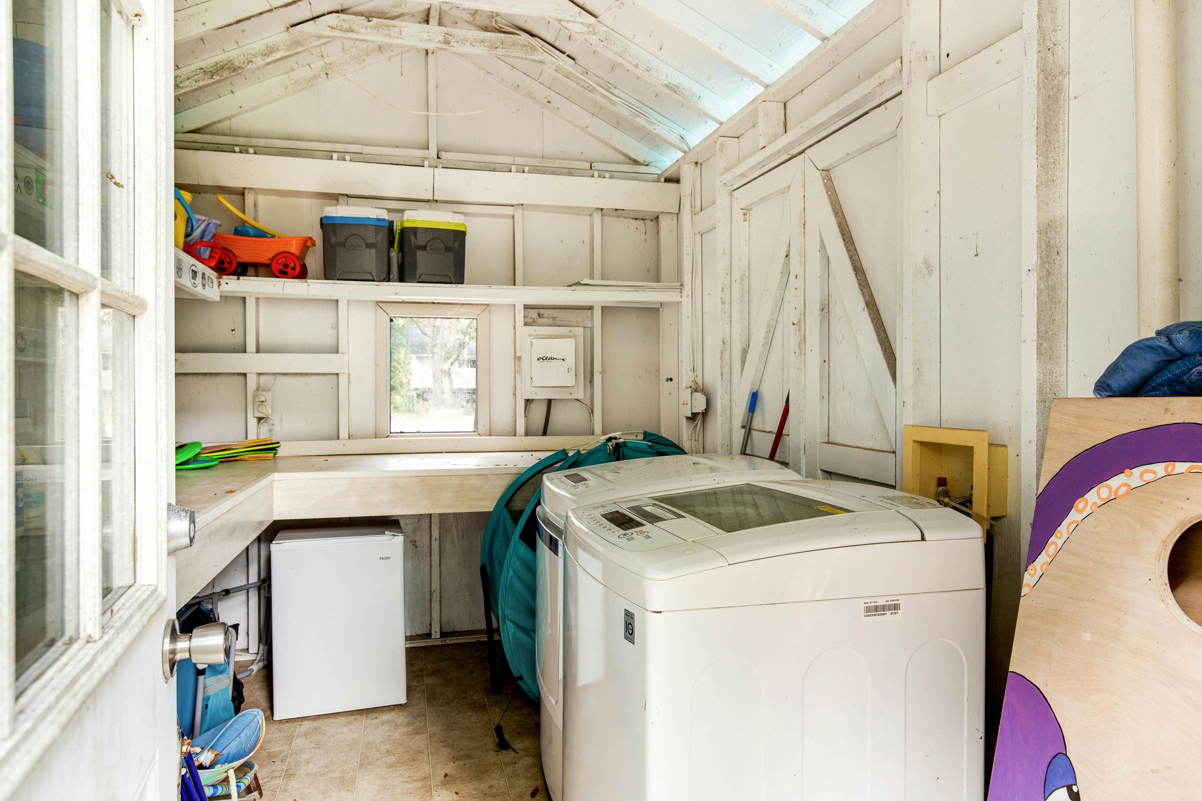 Coastal dog-friendly retreat near the beach with yard access and WiFi