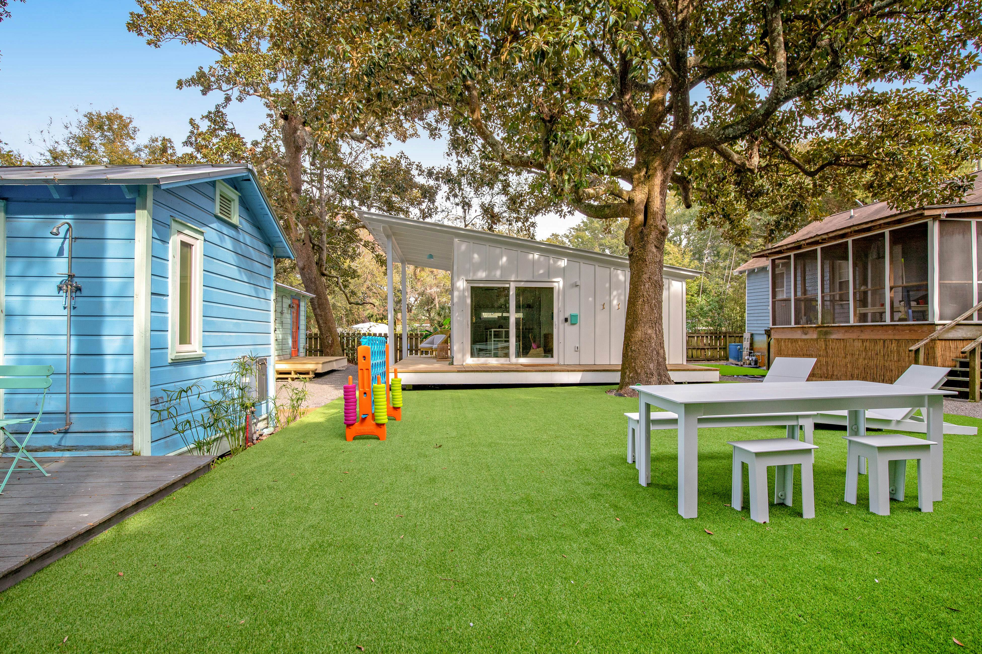 Coastal dog-friendly retreat near the beach with yard access and WiFi