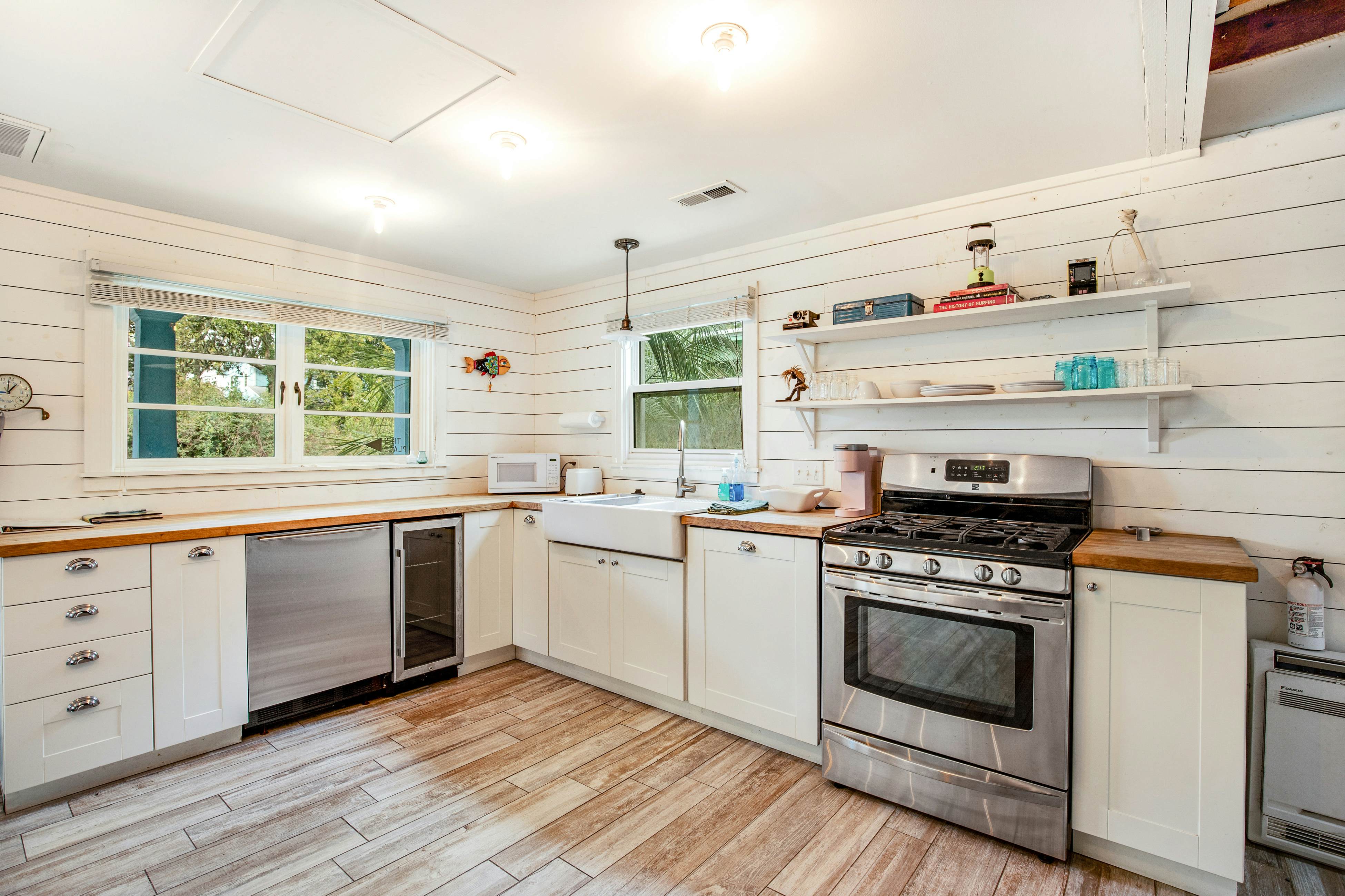 Trio of coastal cottages with private courtyard, full kitchens, & WiFi - dogs ok