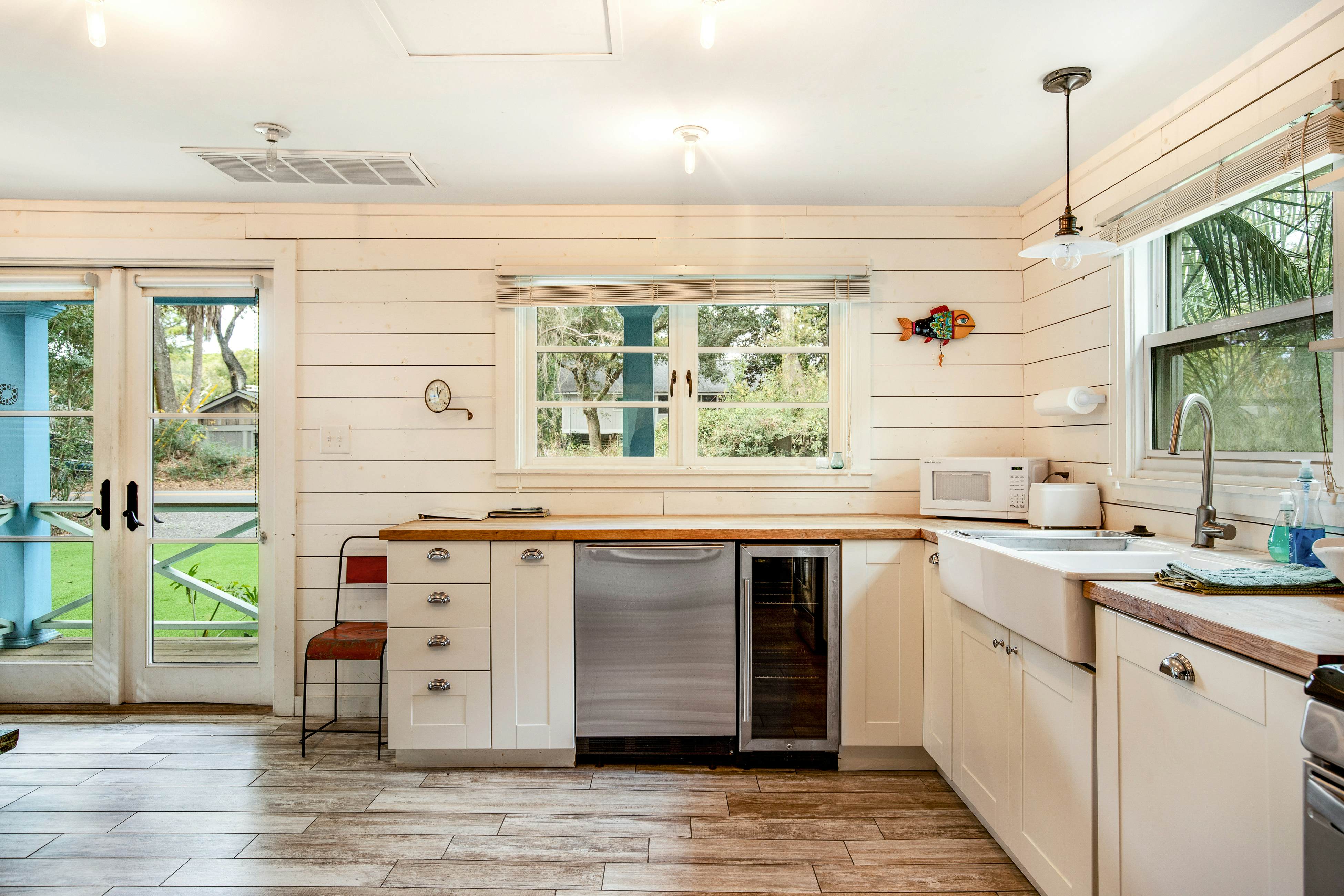 Trio of coastal cottages with private courtyard, full kitchens, & WiFi - dogs ok