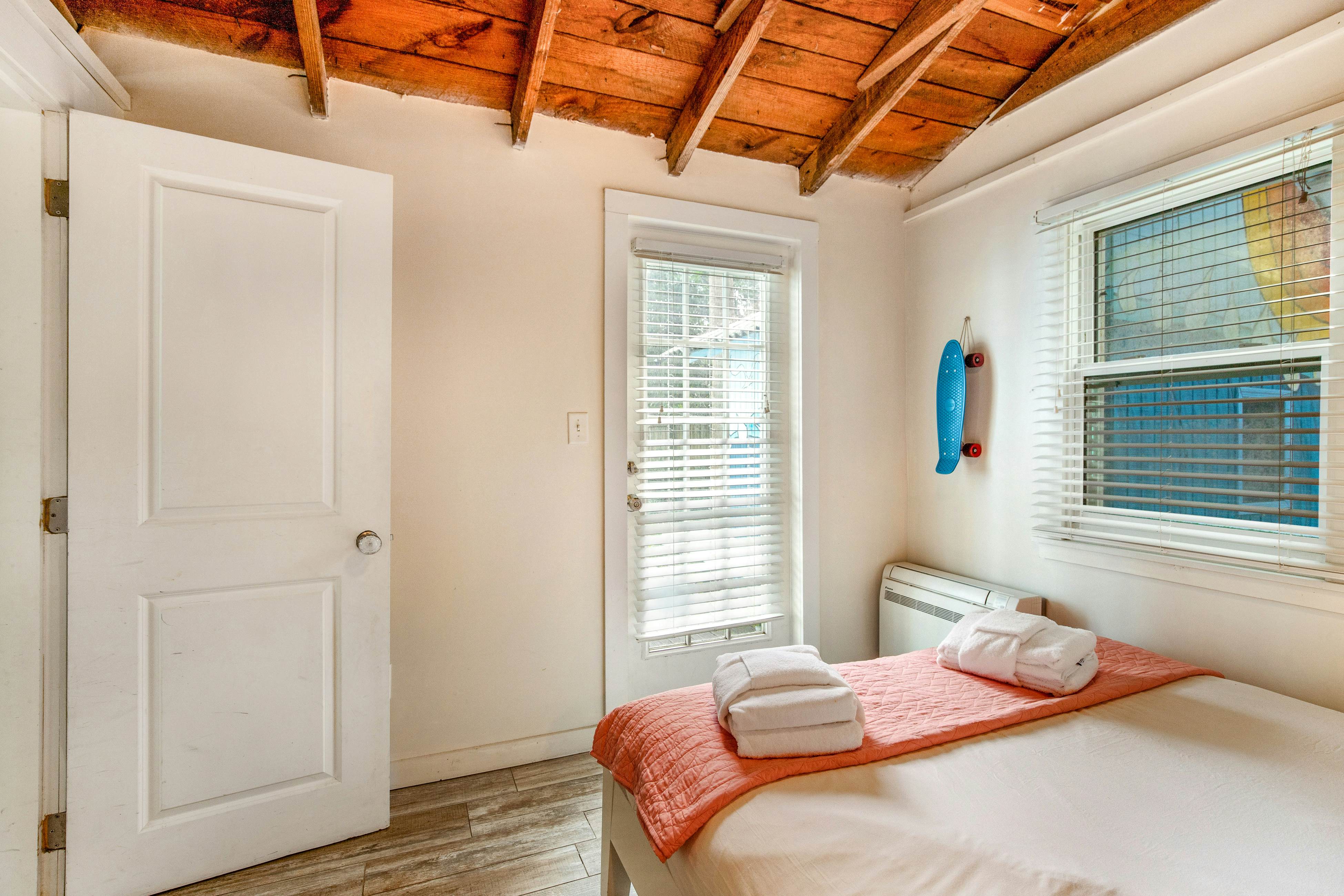 Trio of coastal cottages with private courtyard, full kitchens, & WiFi - dogs ok