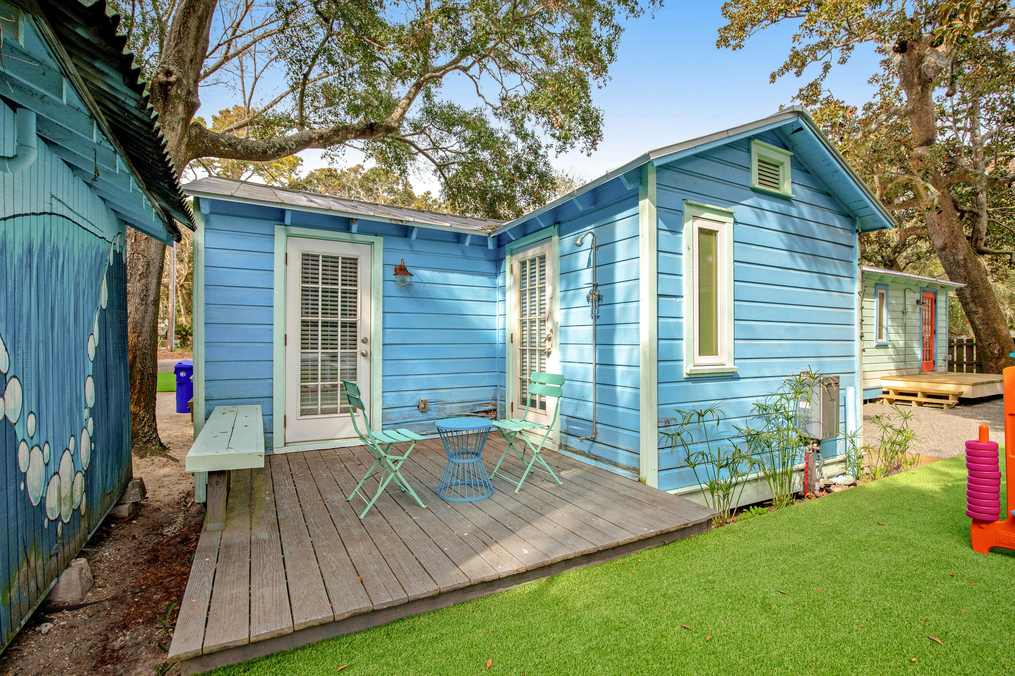 Trio of coastal cottages with private courtyard, full kitchens, & WiFi - dogs ok