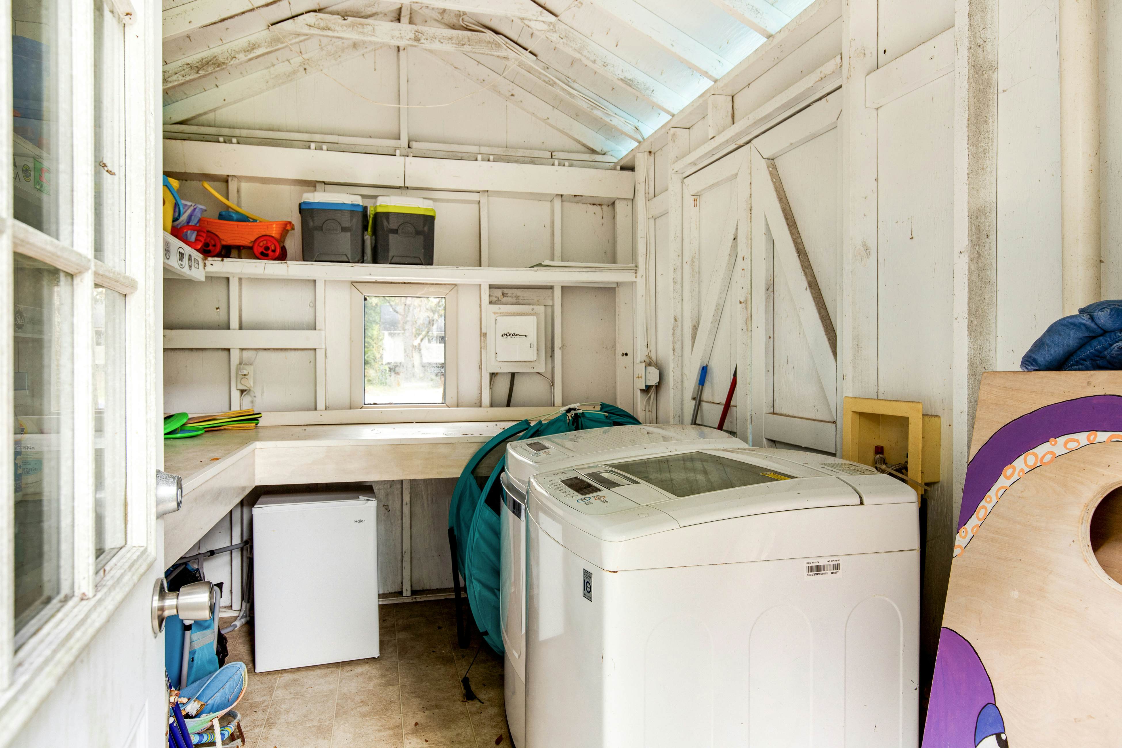 Trio of coastal cottages with private courtyard, full kitchens, & WiFi - dogs ok