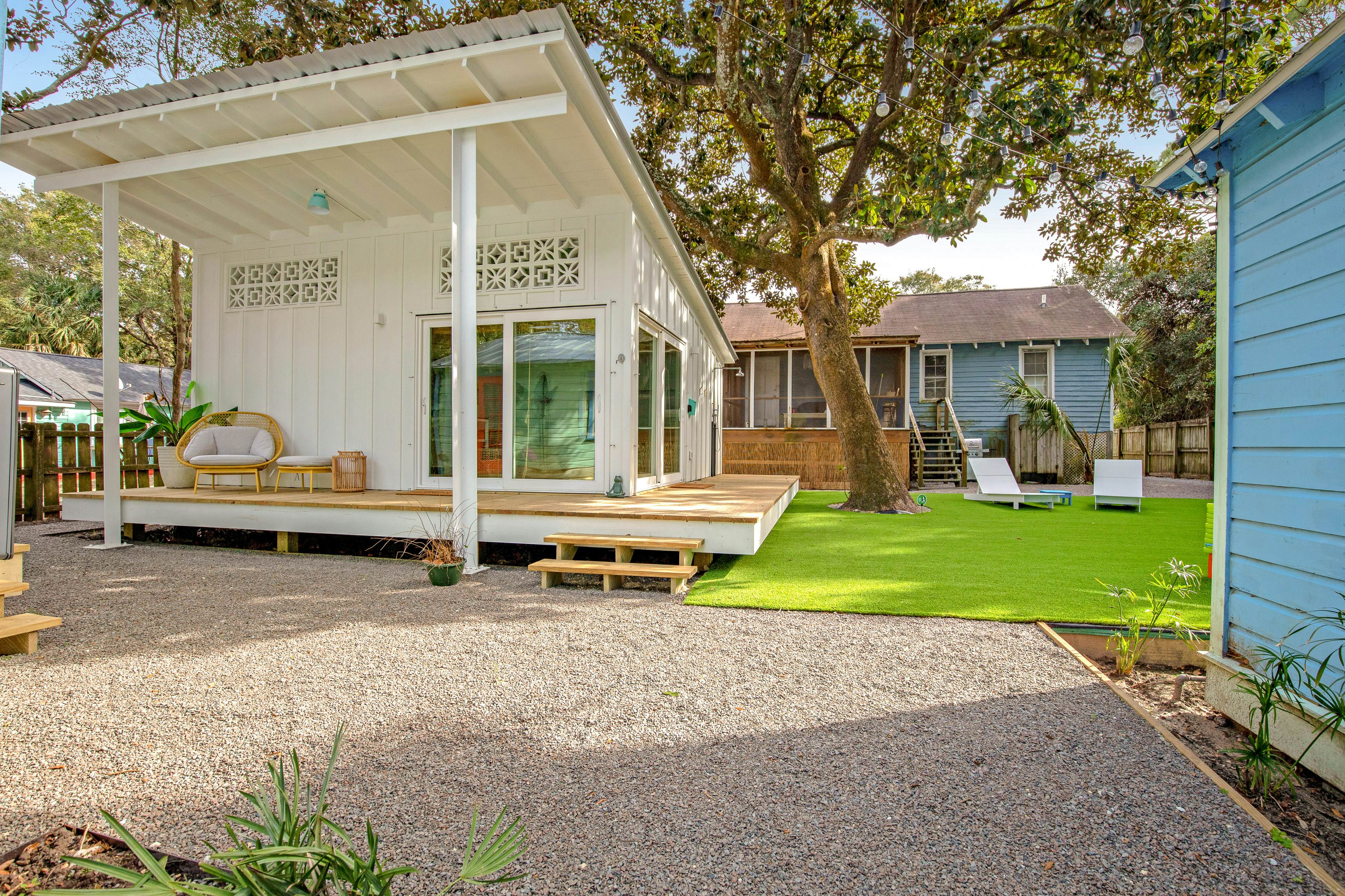 Trio of coastal cottages with private courtyard, full kitchens, & WiFi - dogs ok