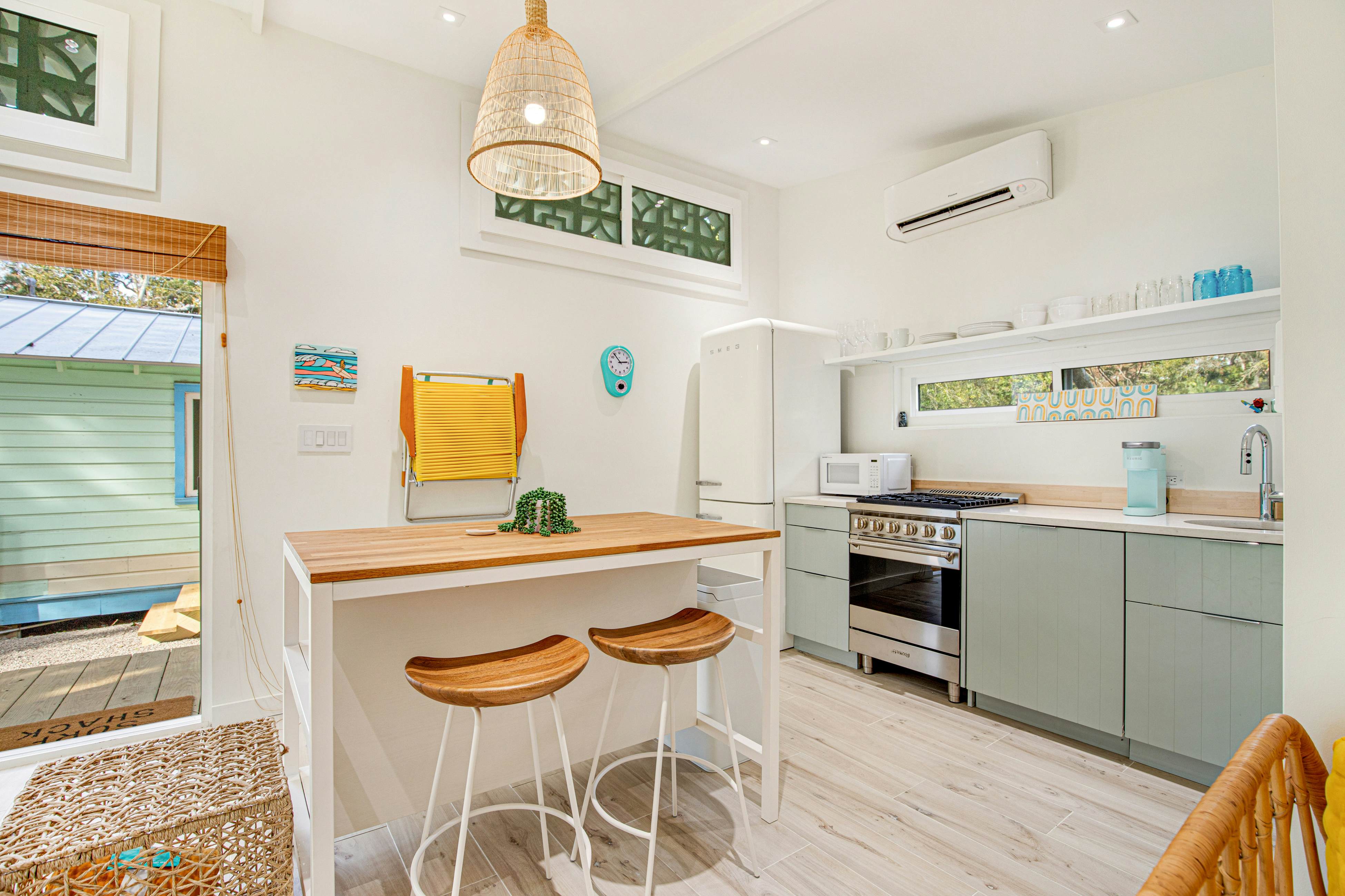 Trio of coastal cottages with private courtyard, full kitchens, & WiFi - dogs ok