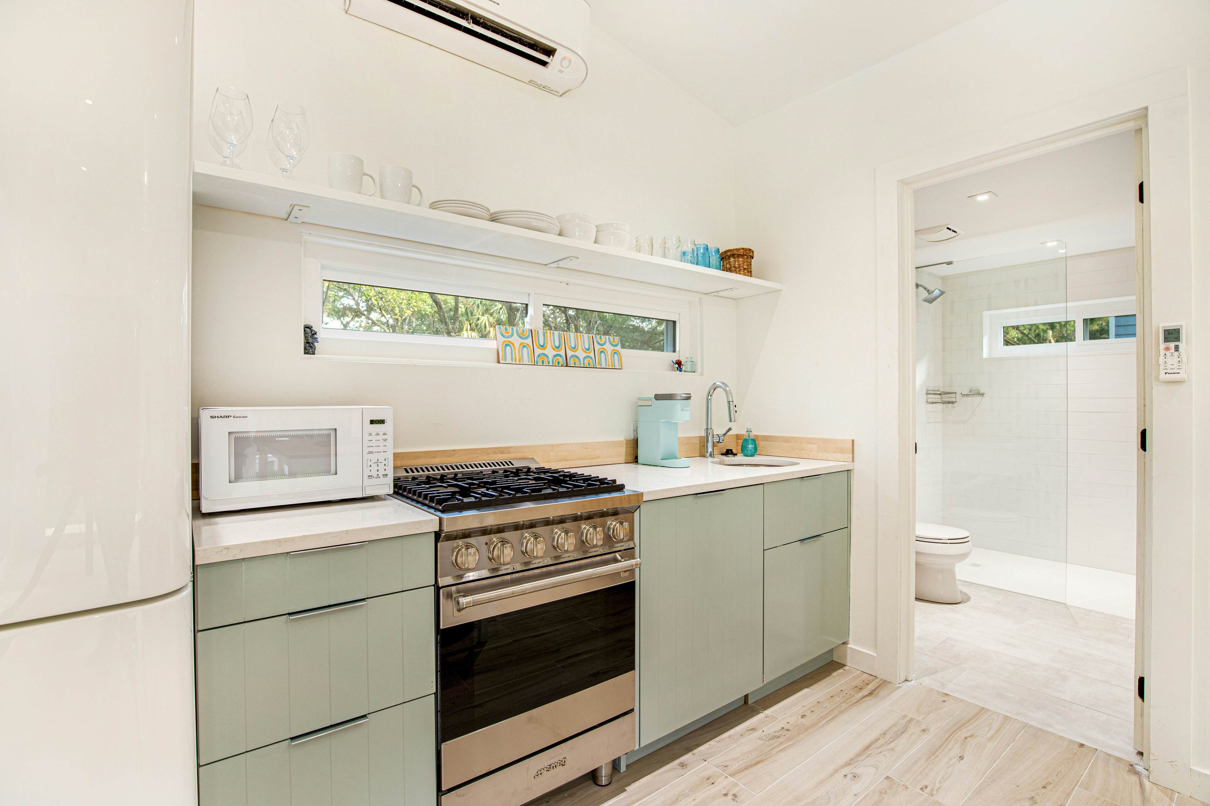 Trio of coastal cottages with private courtyard, full kitchens, & WiFi - dogs ok