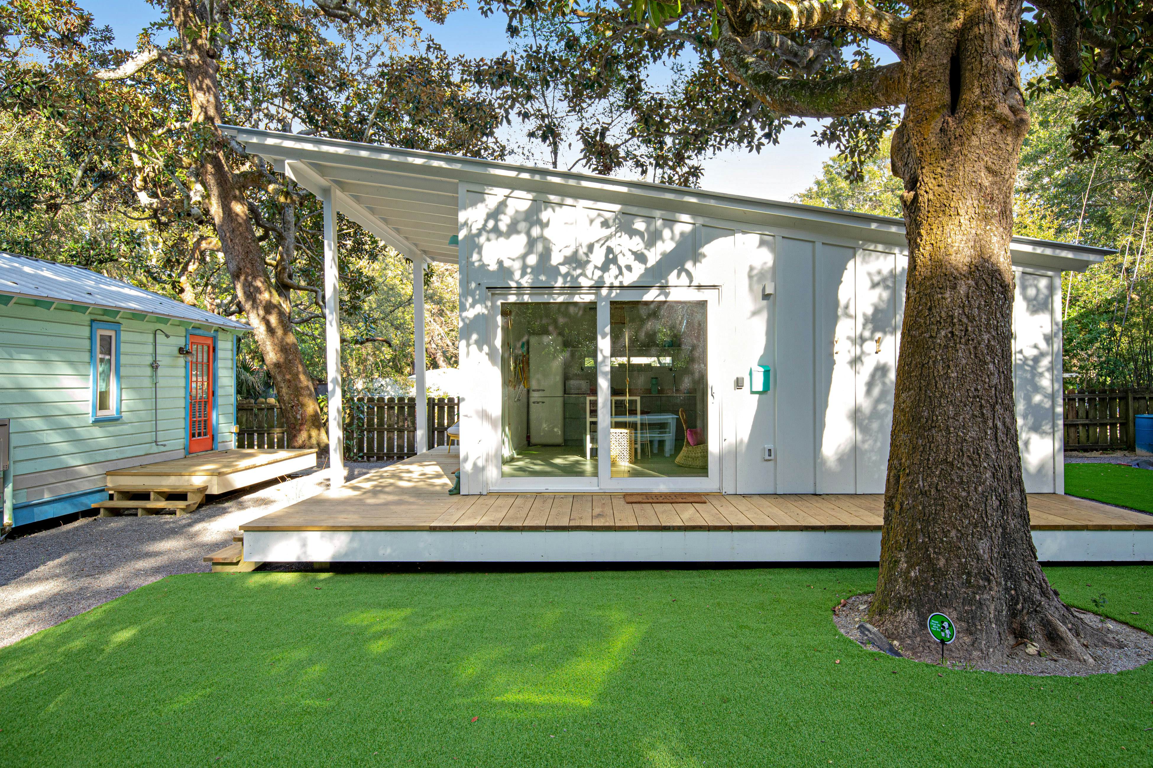 Trio of coastal cottages with private courtyard, full kitchens, & WiFi - dogs ok