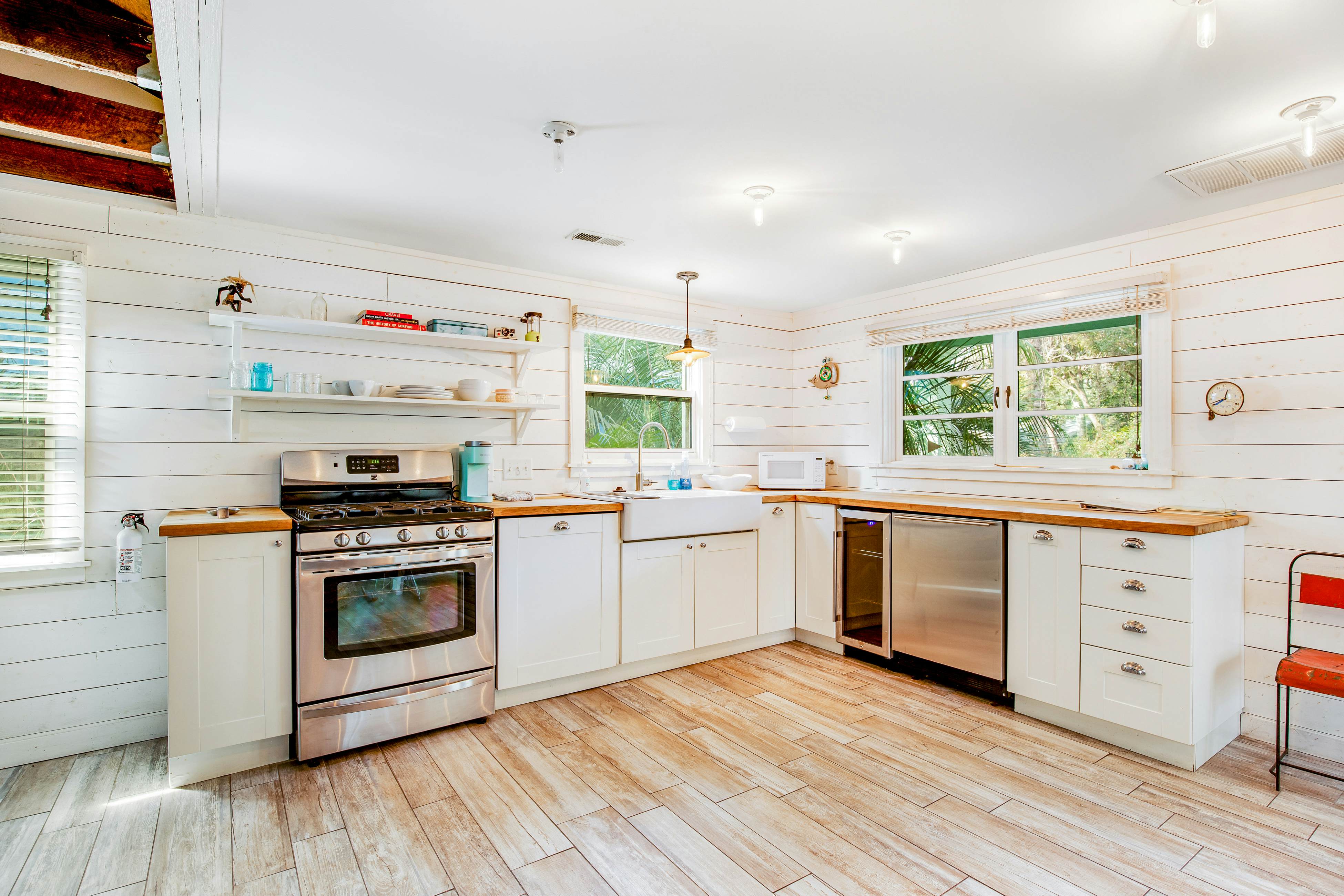 Trio of coastal cottages with private courtyard, full kitchens, & WiFi - dogs ok