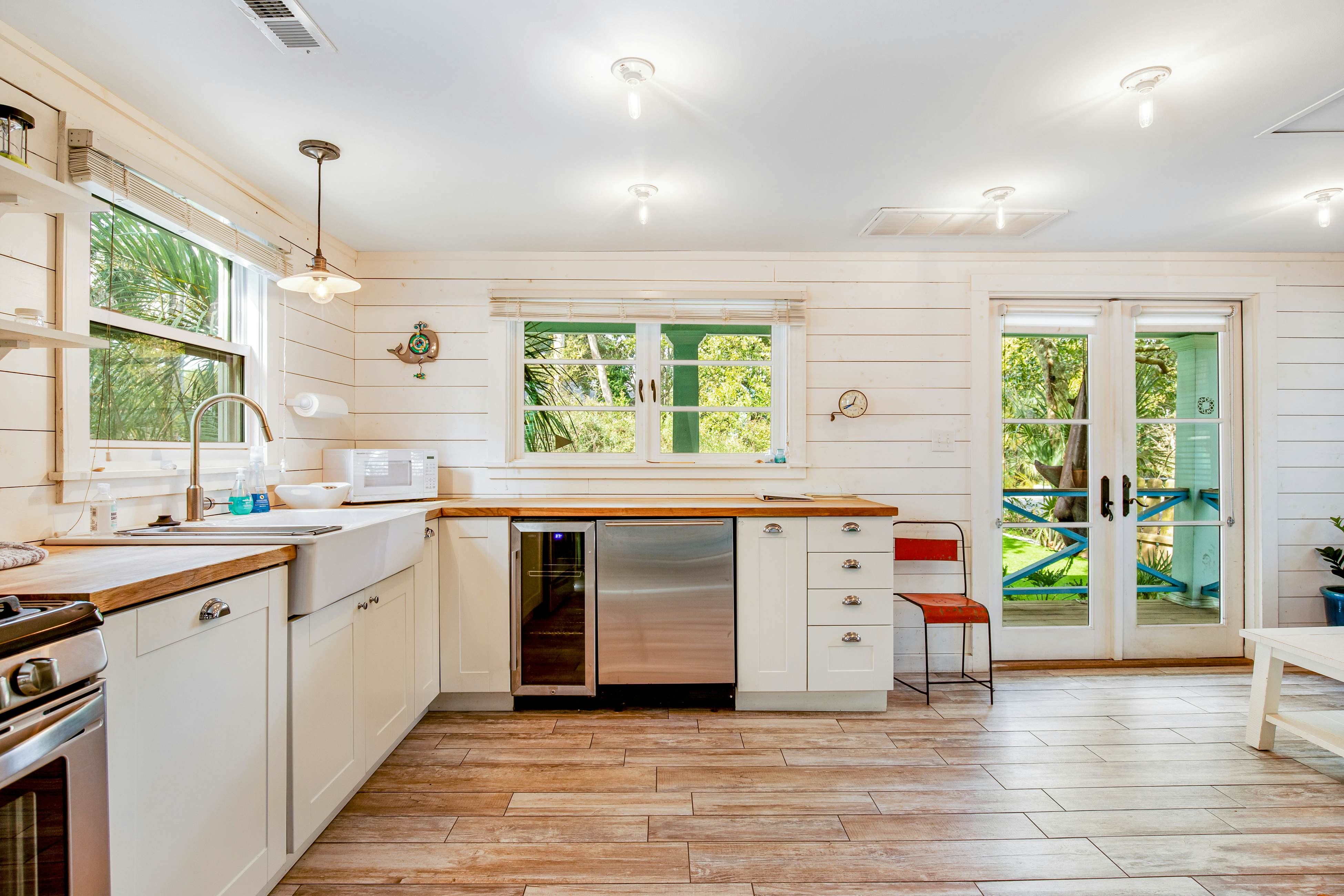 Trio of coastal cottages with private courtyard, full kitchens, & WiFi - dogs ok