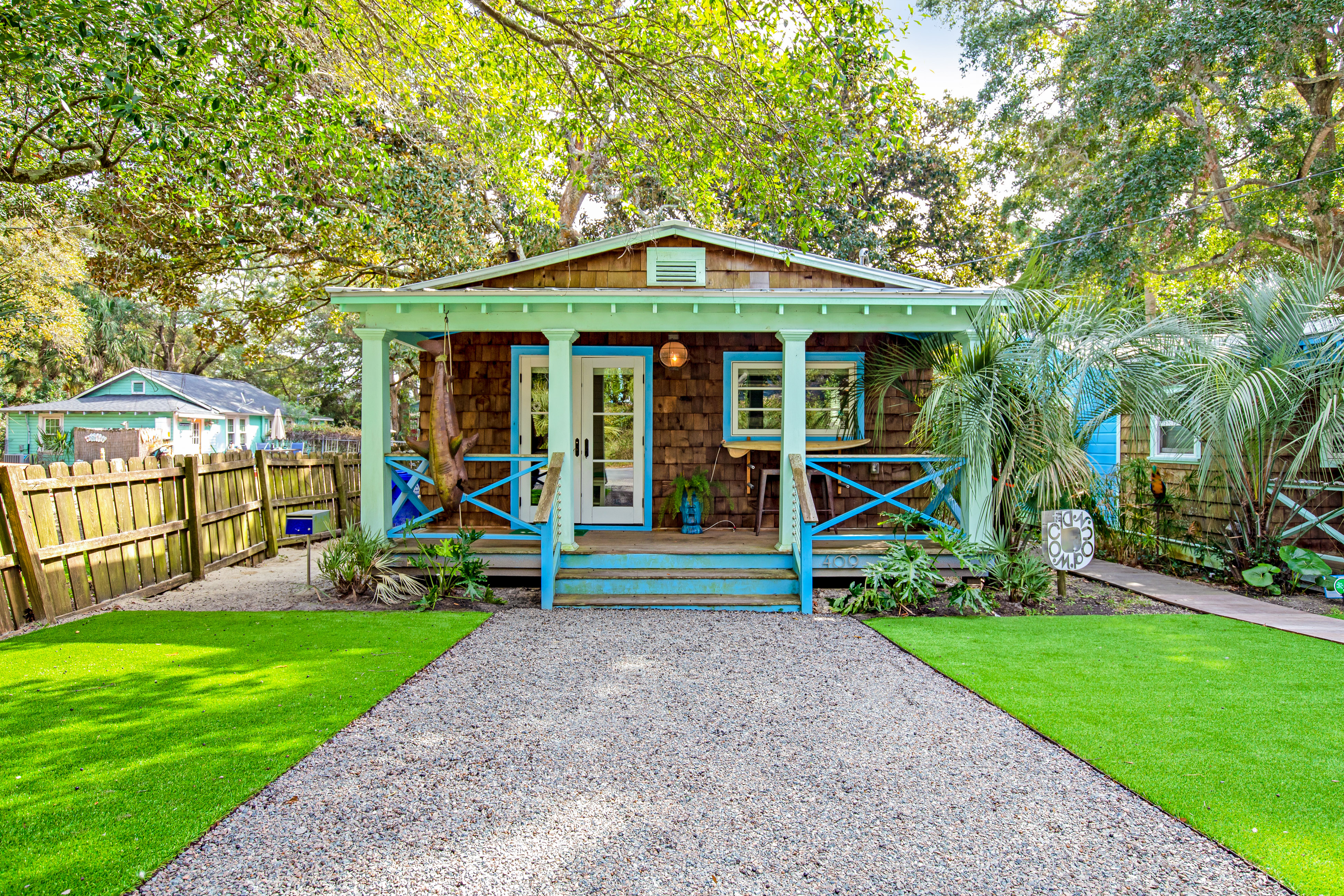 Fun dog-friendly getaway near the beach with yard, kitchenette & WiFi