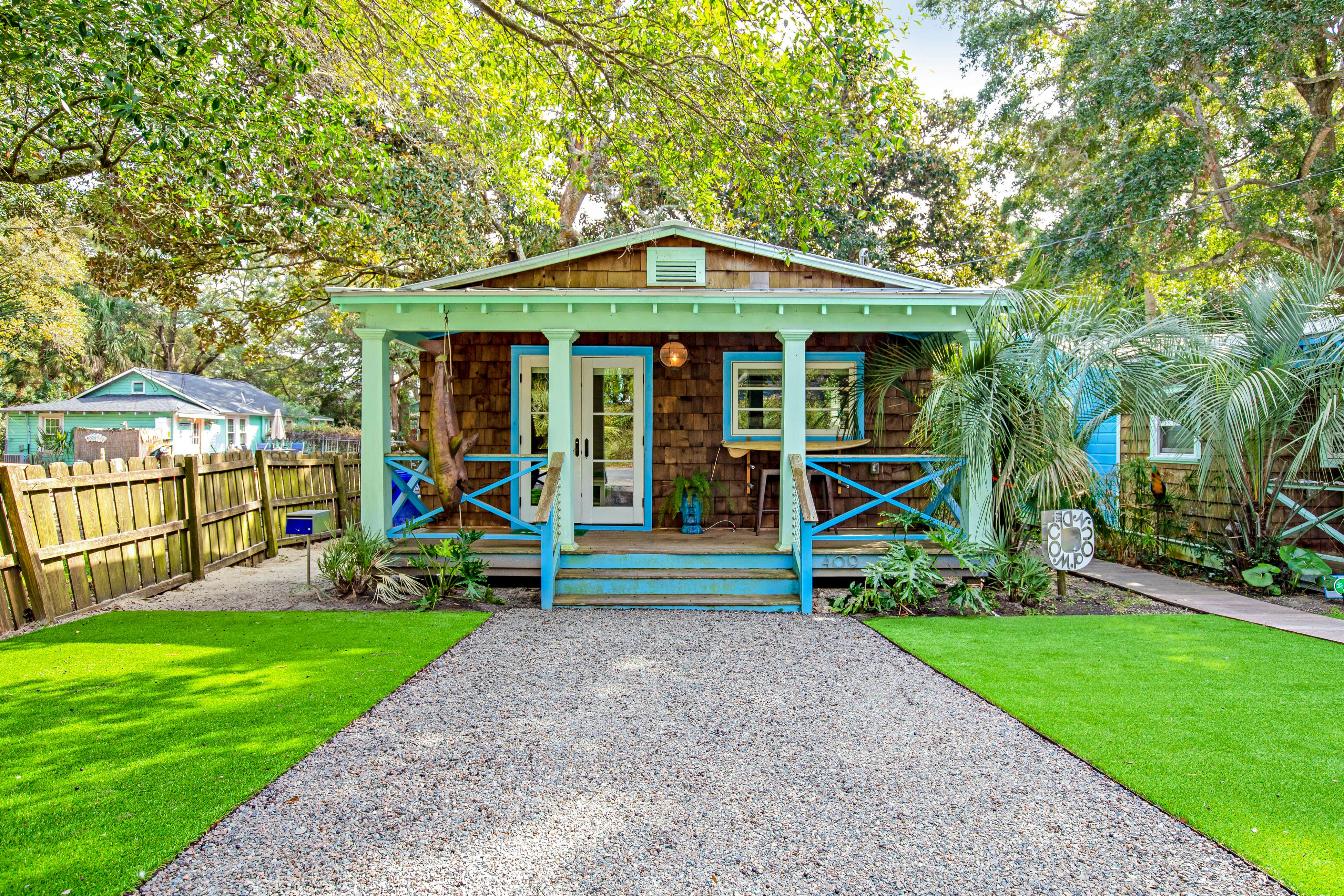 Fun dog-friendly getaway near the beach with yard, kitchenette & WiFi