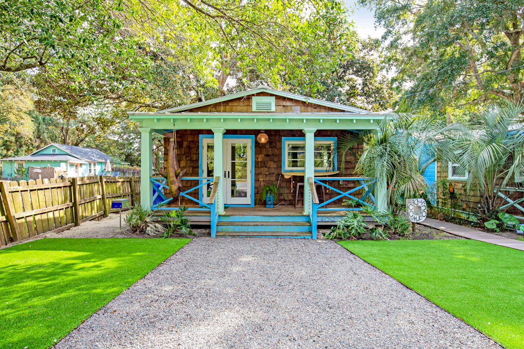 Fun dog-friendly getaway near the beach with yard, kitchenette & WiFi
