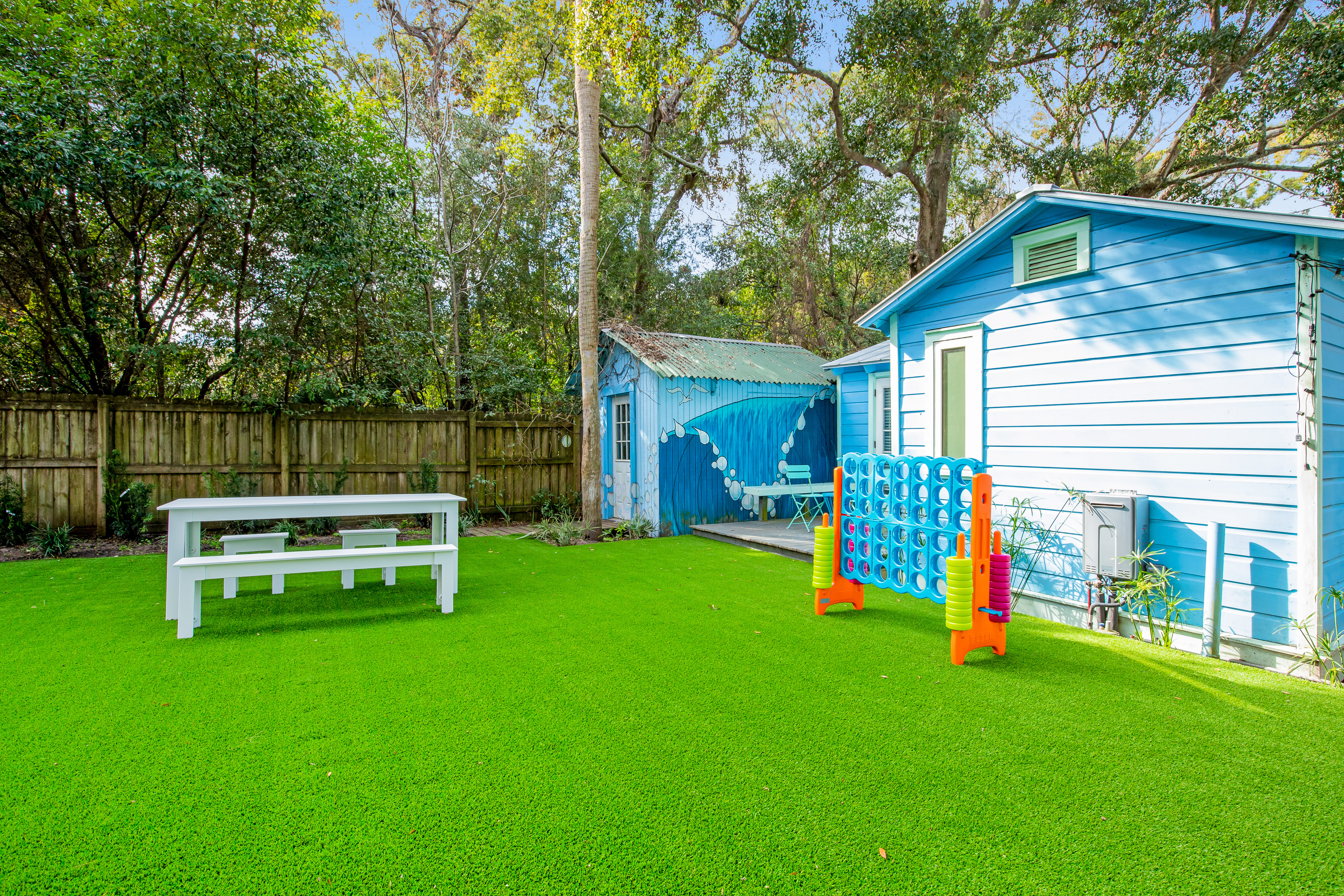 Fun dog-friendly getaway near the beach with yard, kitchenette & WiFi