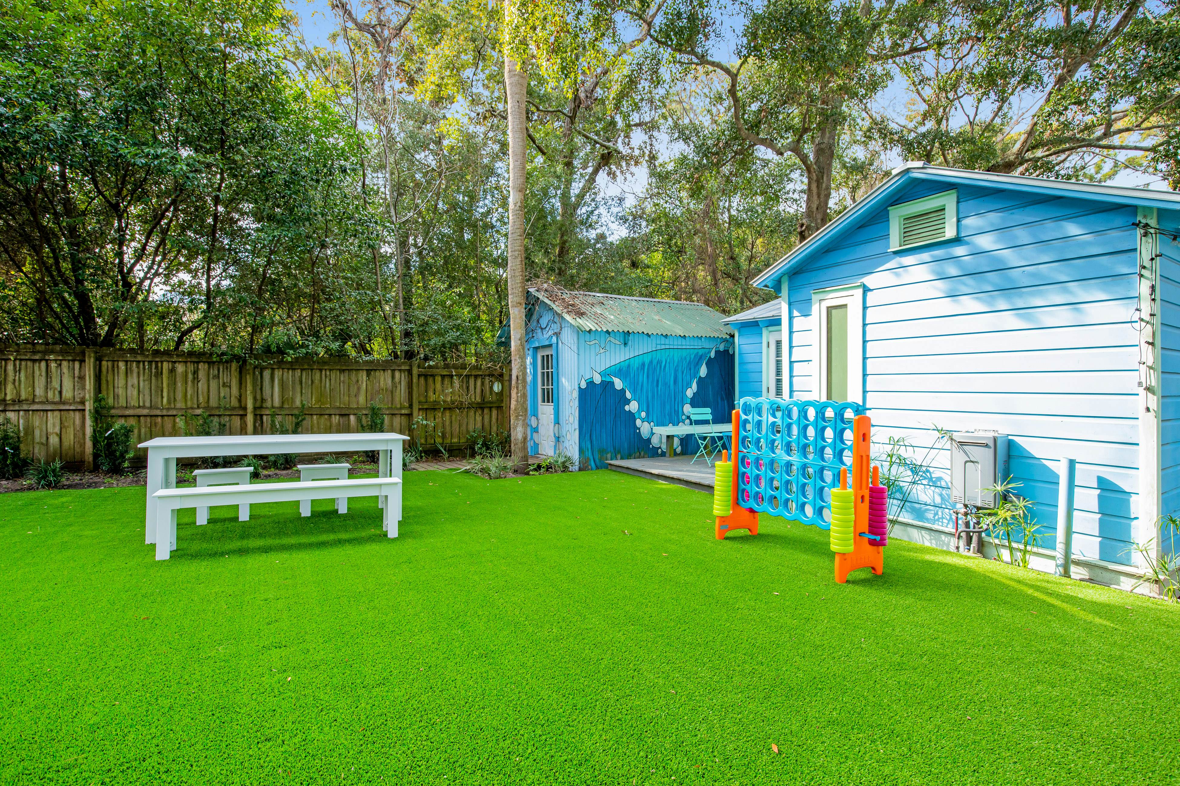 Fun dog-friendly getaway near the beach with yard, kitchenette & WiFi