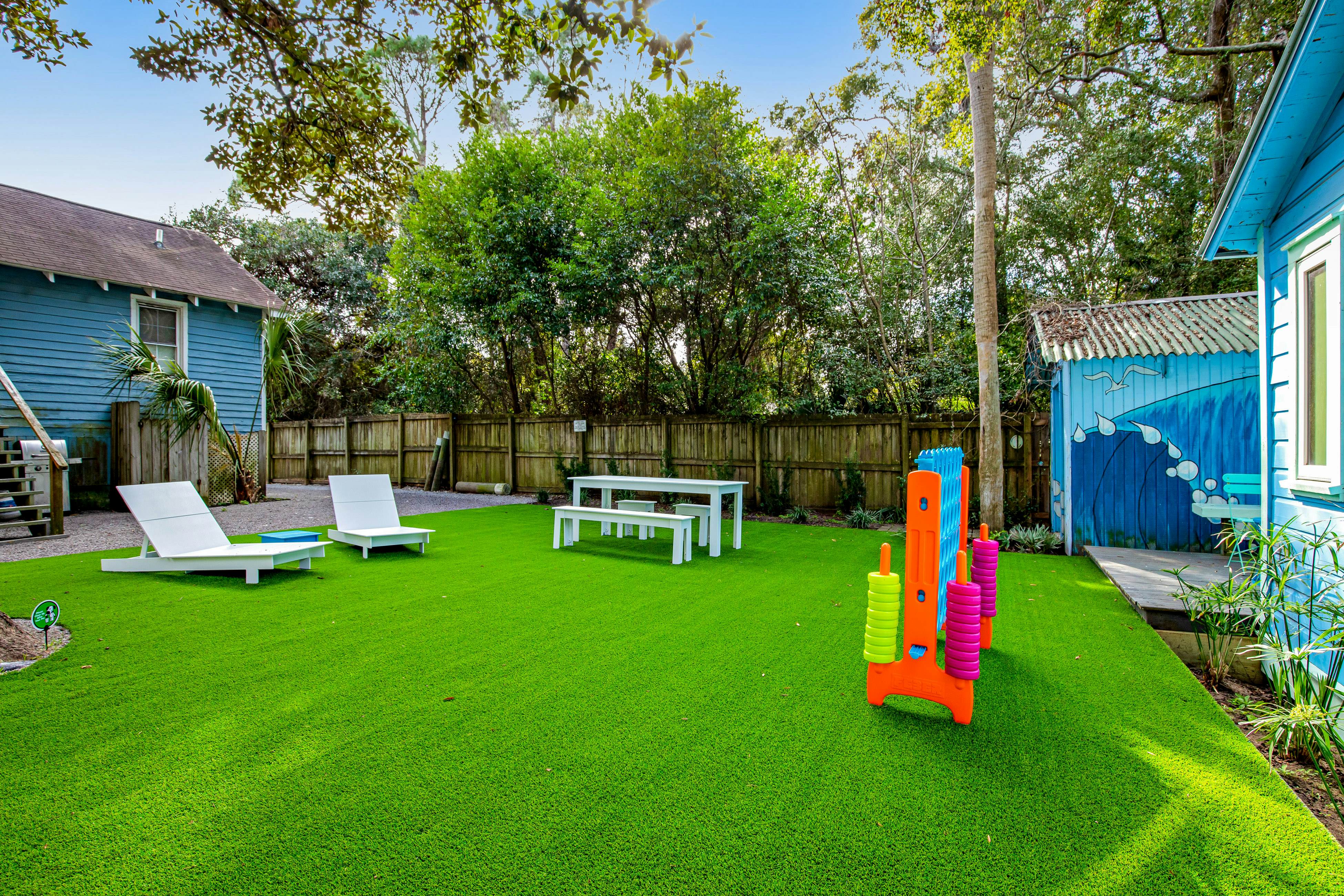 Fun dog-friendly getaway near the beach with yard, kitchenette & WiFi