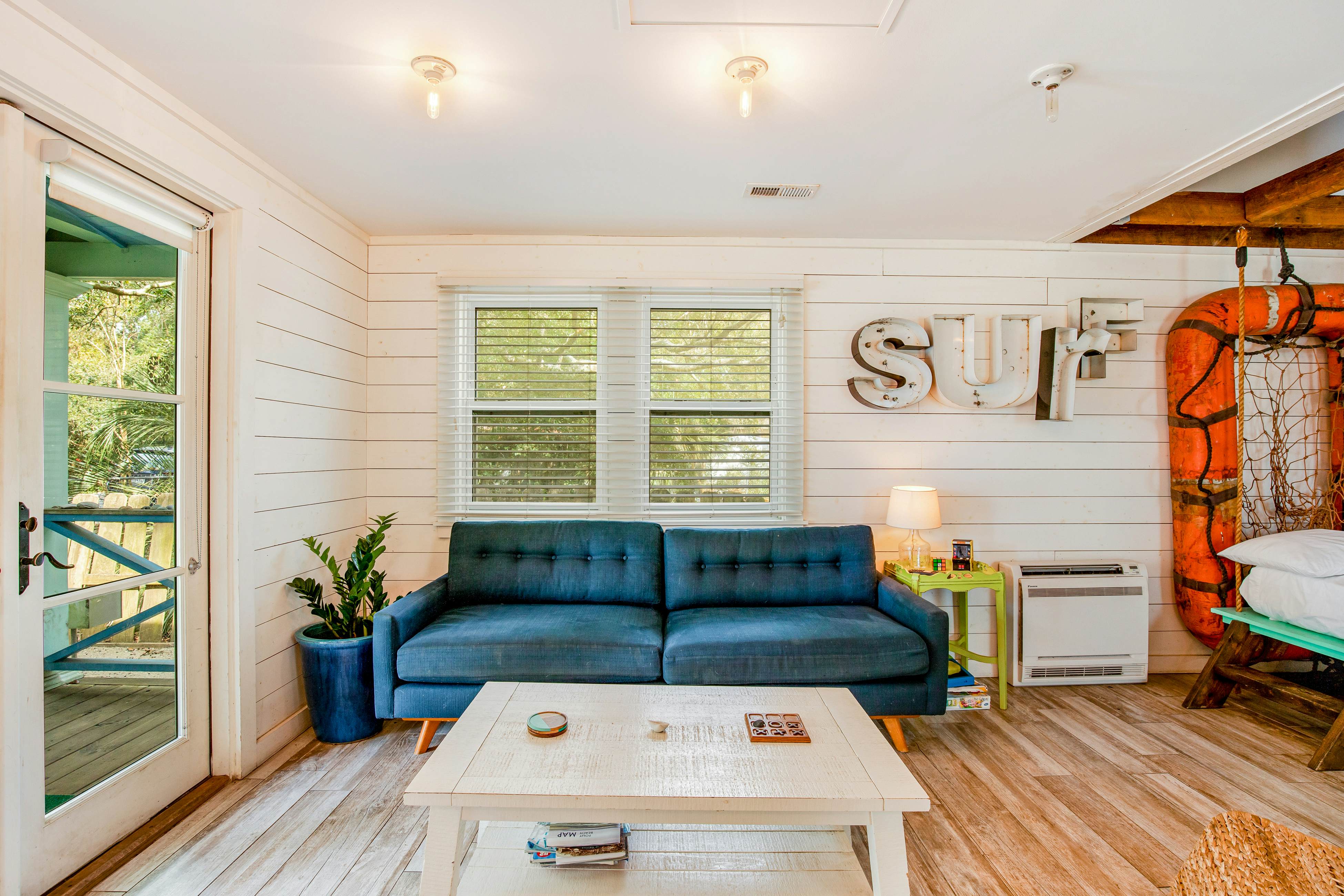 Fun dog-friendly getaway near the beach with yard, kitchenette & WiFi