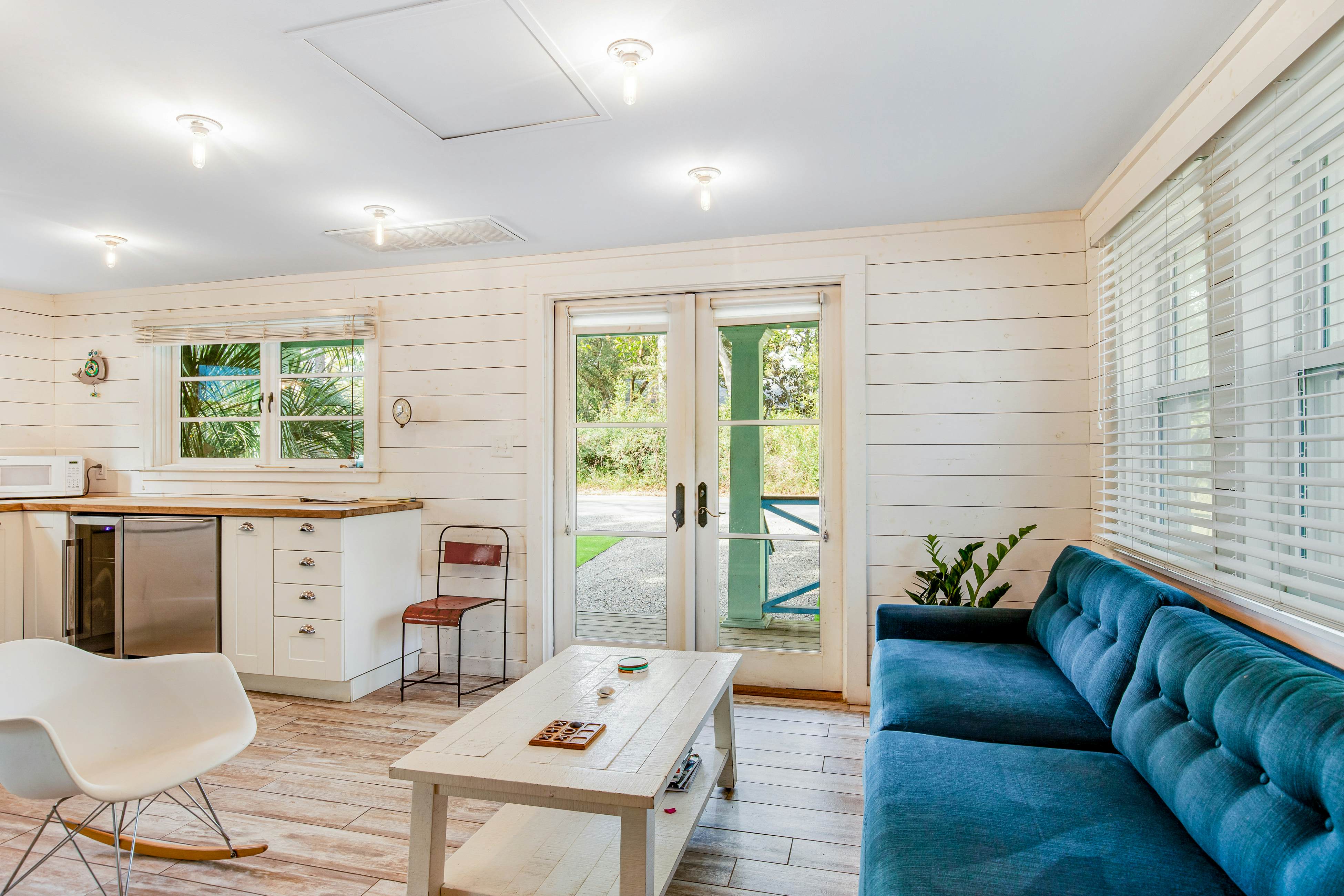 Fun dog-friendly getaway near the beach with yard, kitchenette & WiFi