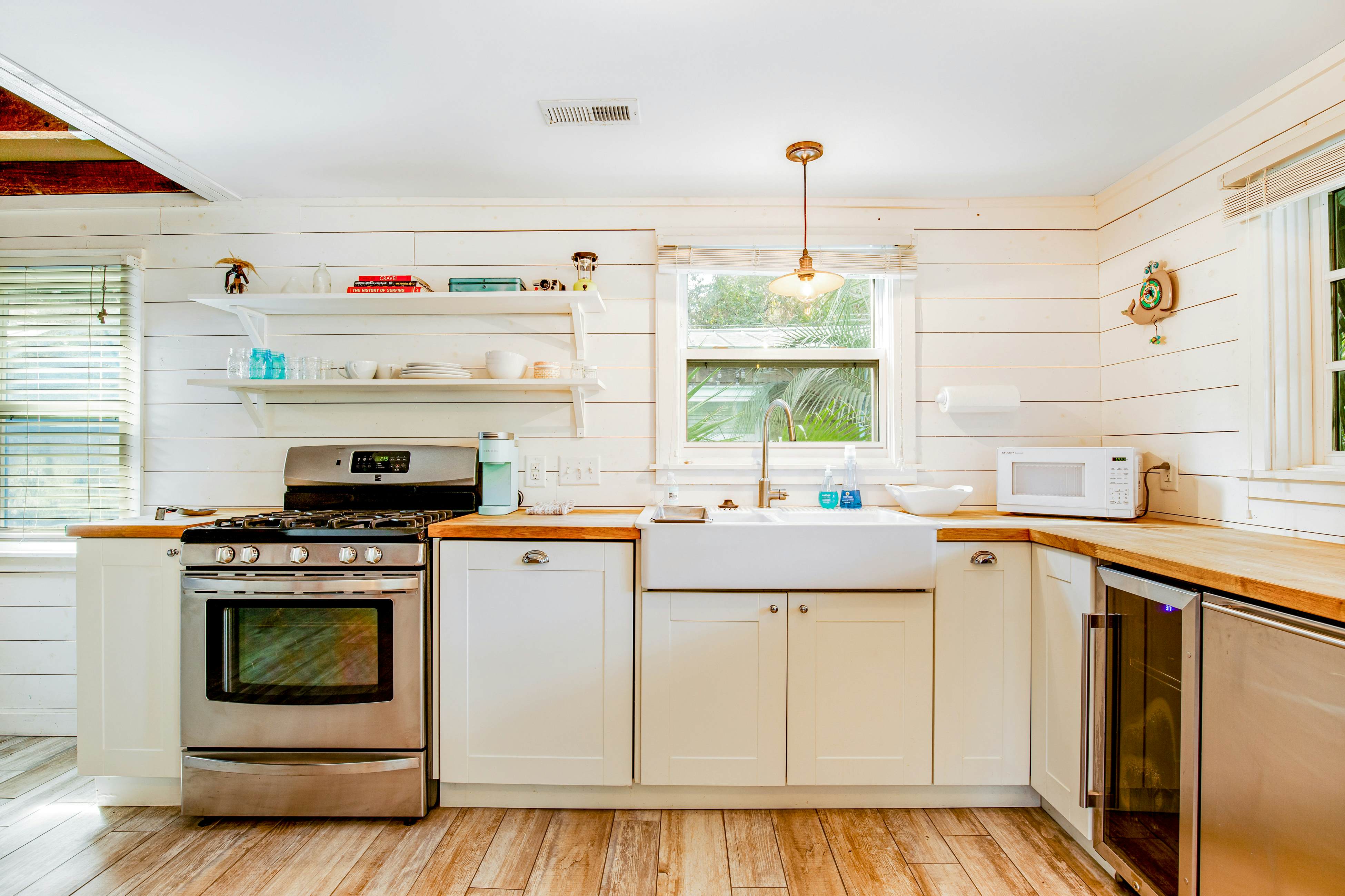 Fun dog-friendly getaway near the beach with yard, kitchenette & WiFi