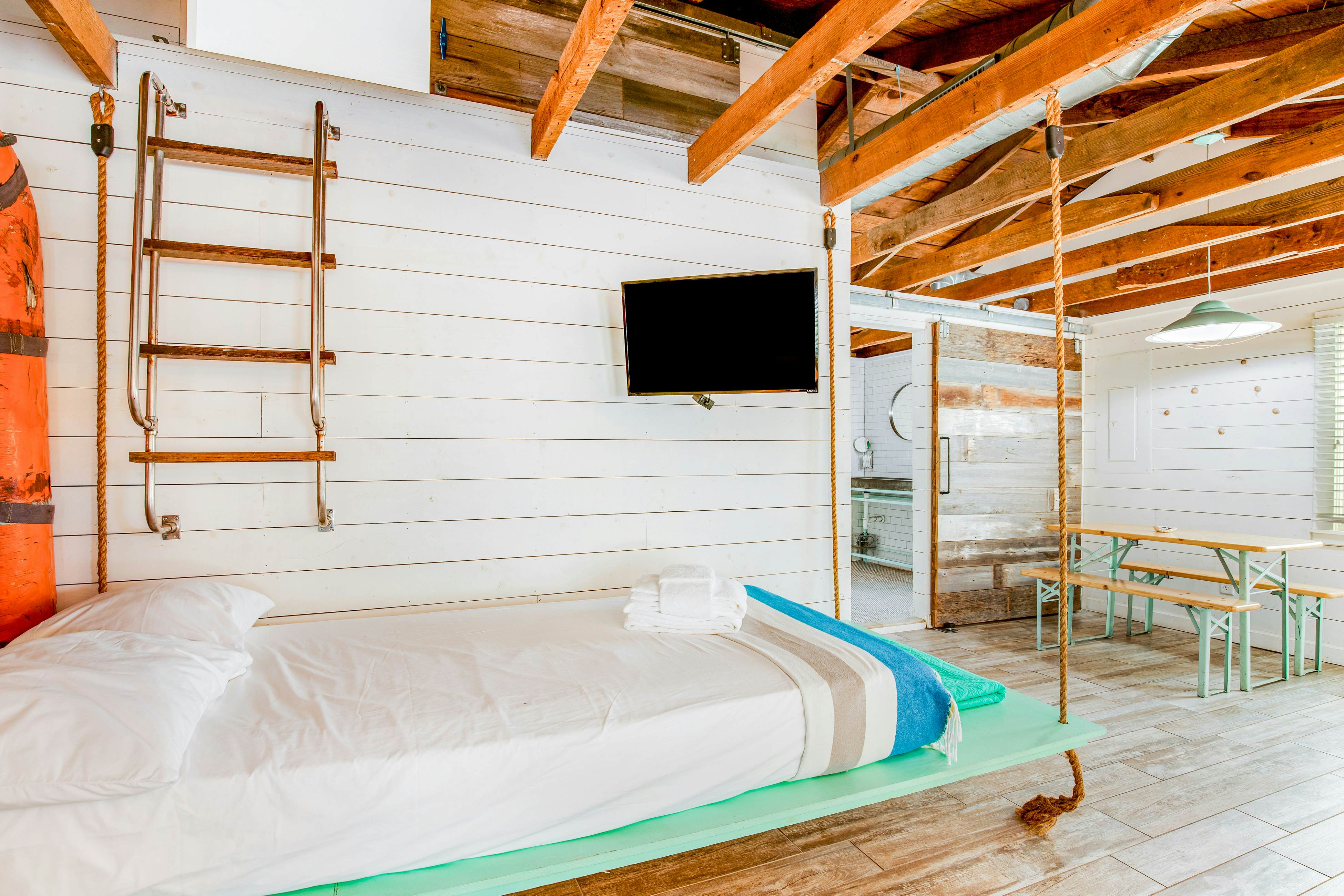 Fun dog-friendly getaway near the beach with yard, kitchenette & WiFi