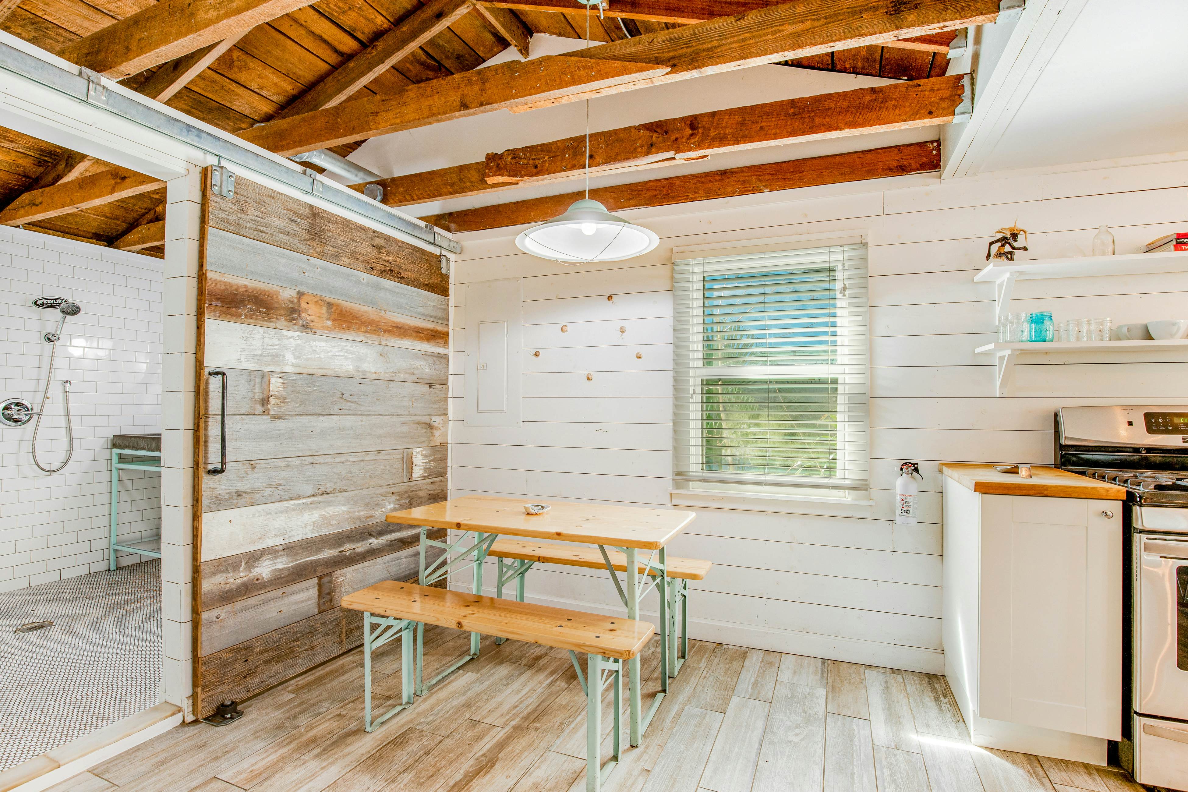 Fun dog-friendly getaway near the beach with yard, kitchenette & WiFi