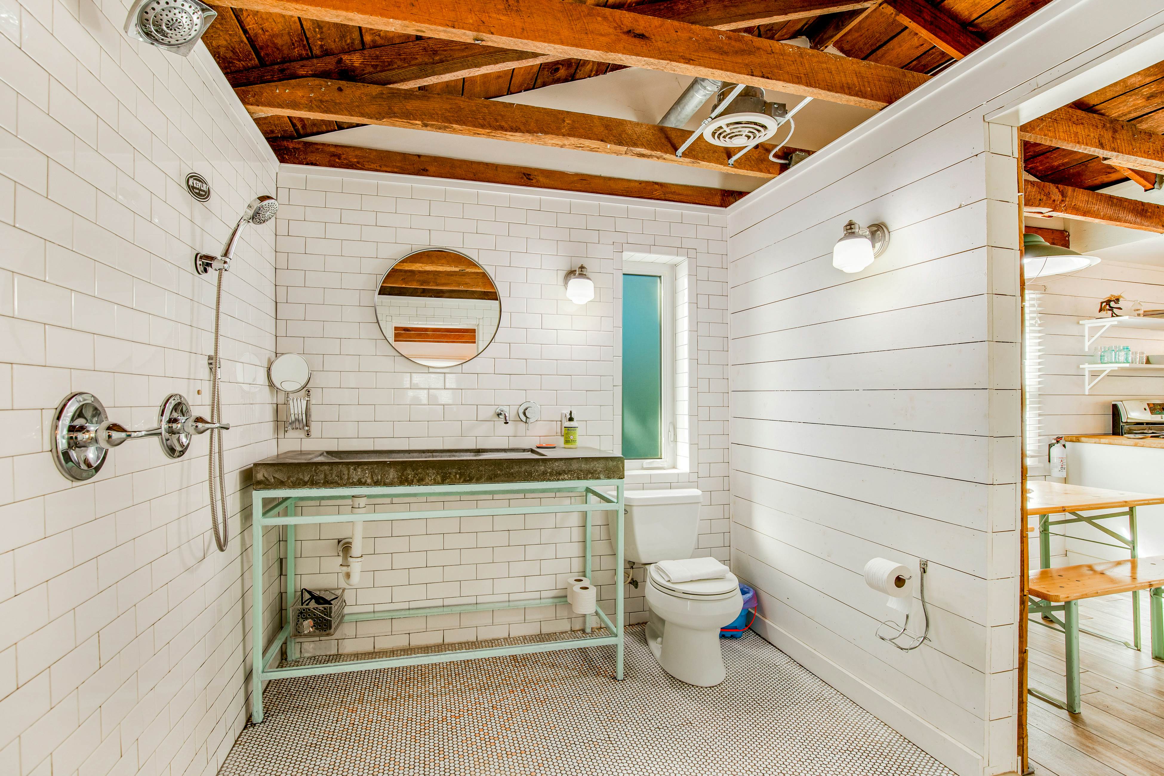 Fun dog-friendly getaway near the beach with yard, kitchenette & WiFi