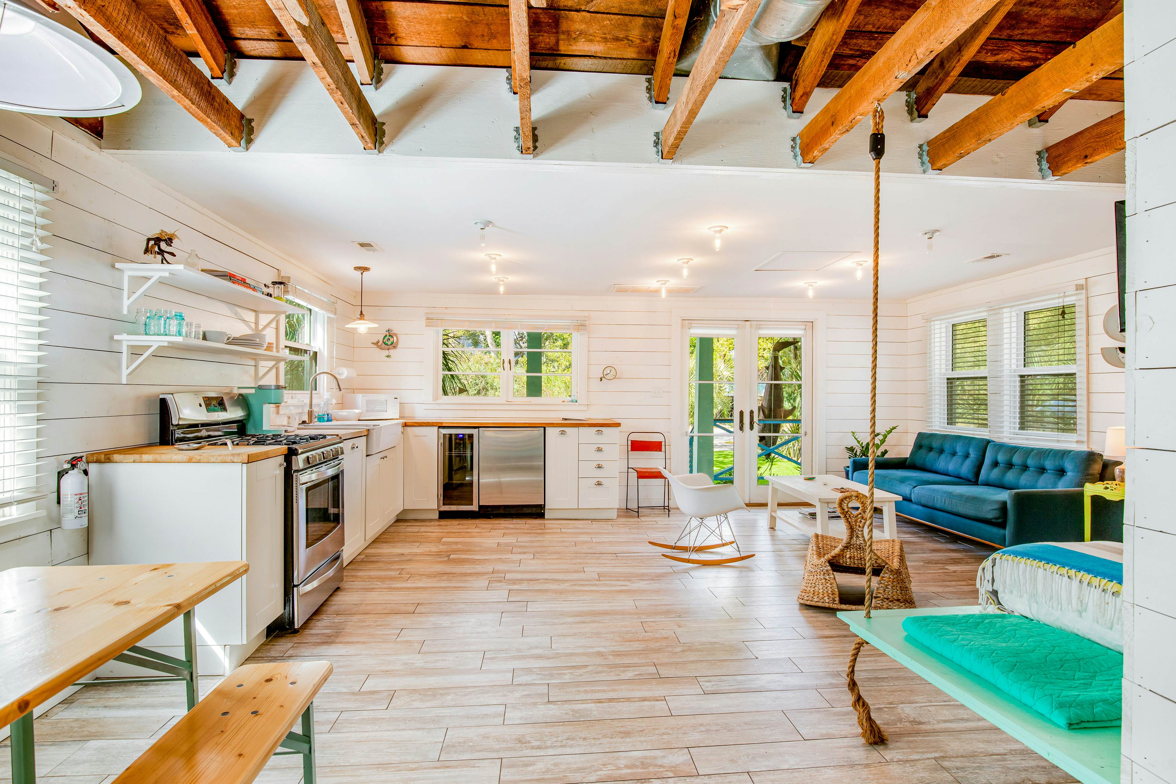 Fun dog-friendly getaway near the beach with yard, kitchenette & WiFi