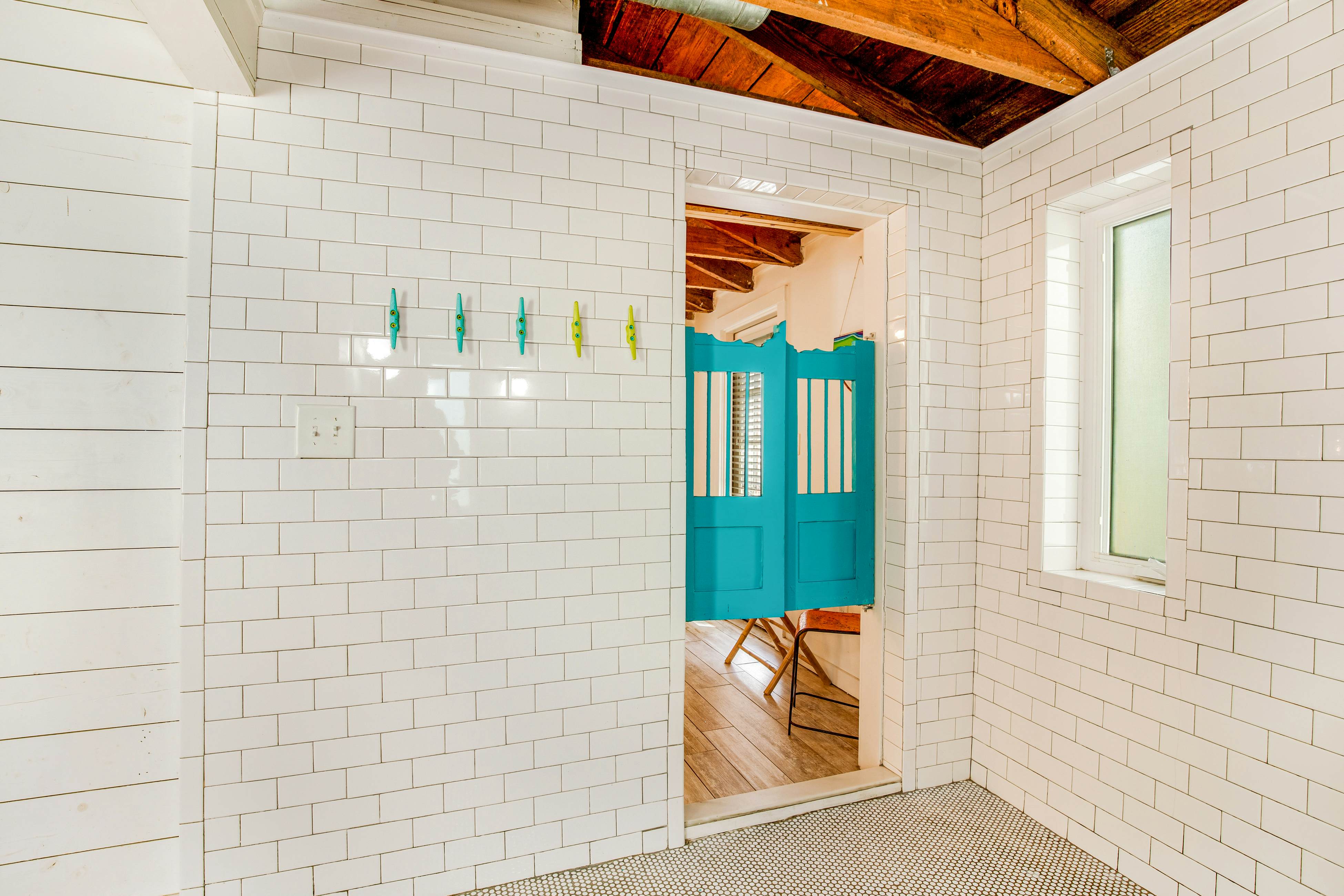 Fun dog-friendly getaway near the beach with yard, kitchenette & WiFi