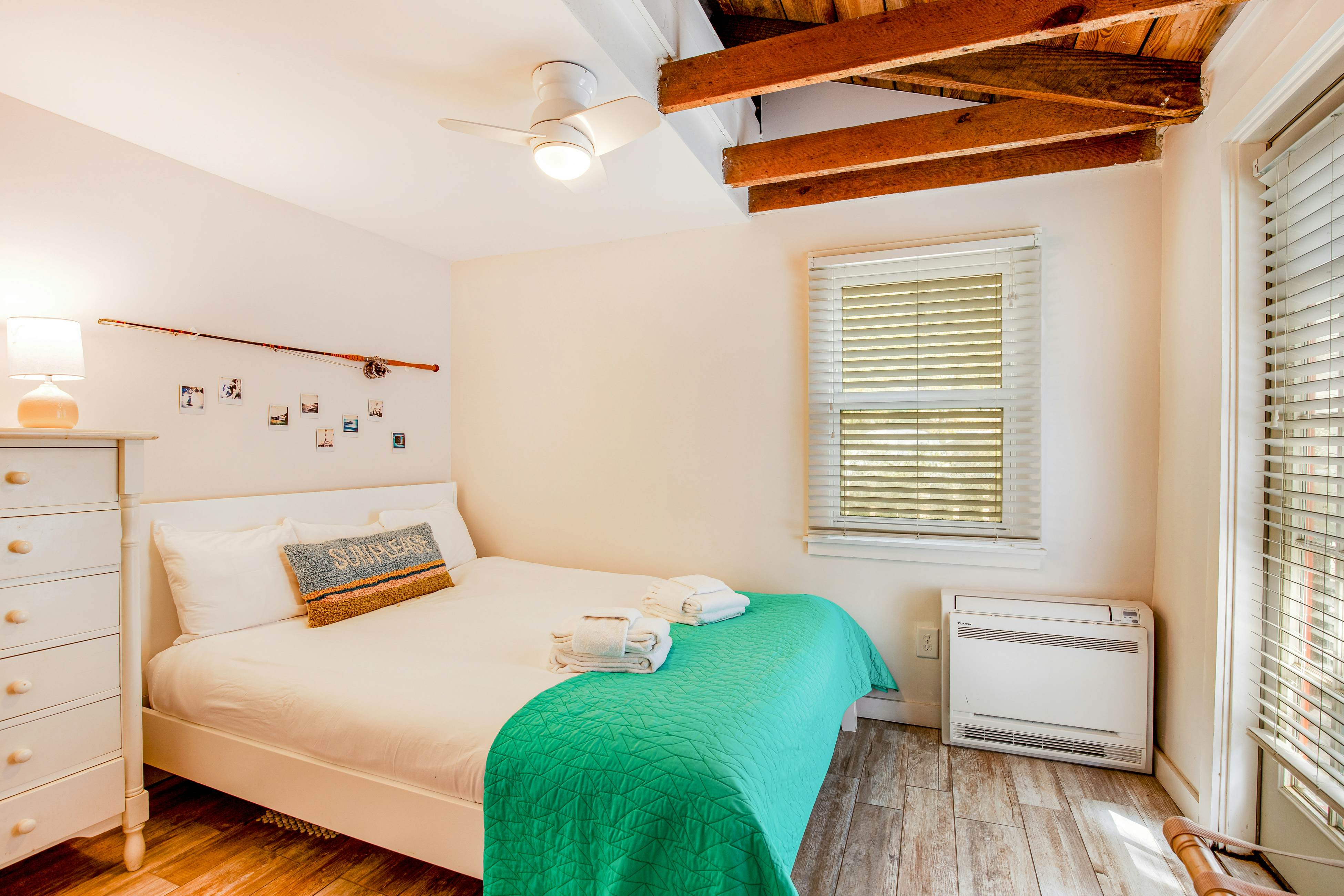 Fun dog-friendly getaway near the beach with yard, kitchenette & WiFi