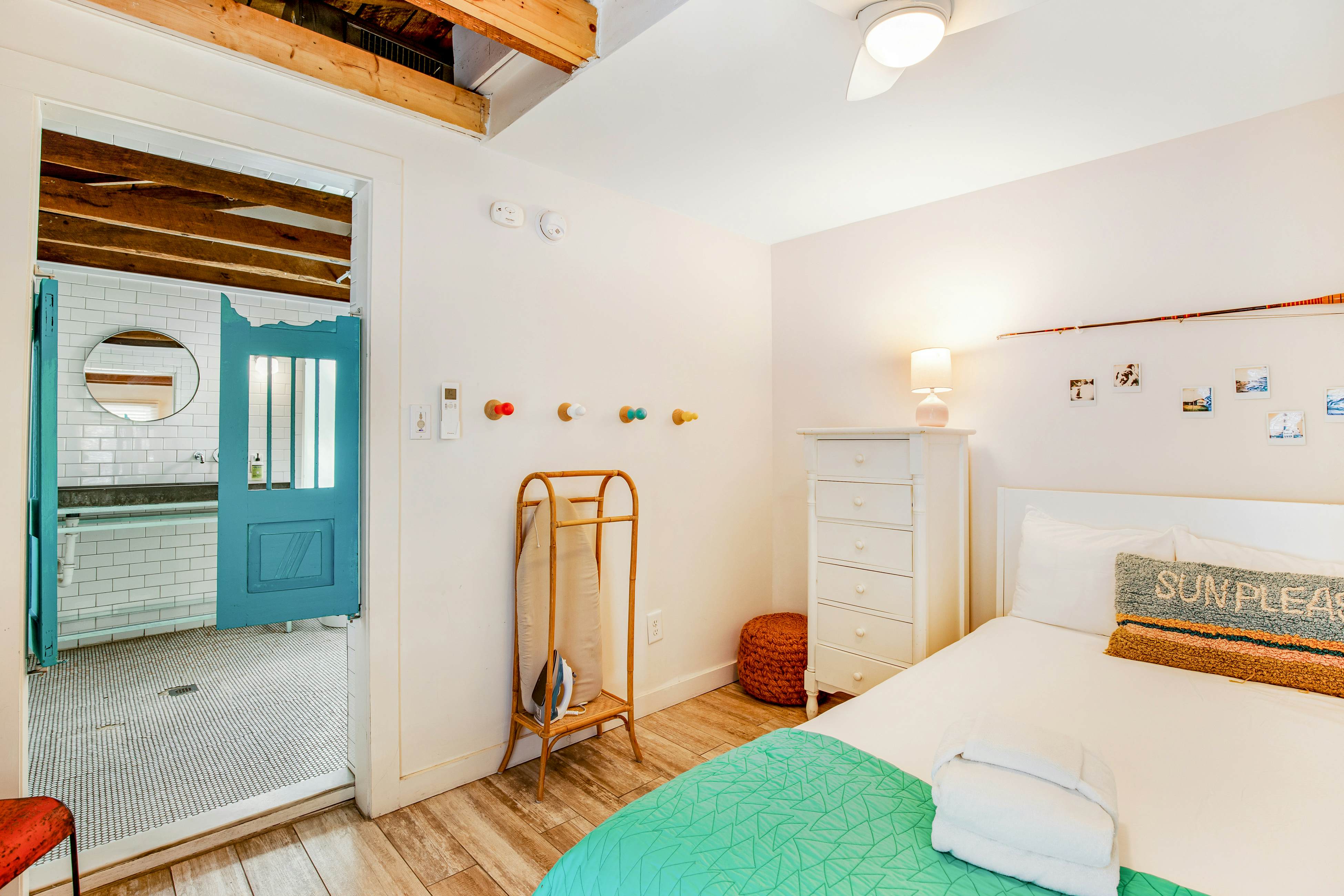 Fun dog-friendly getaway near the beach with yard, kitchenette & WiFi