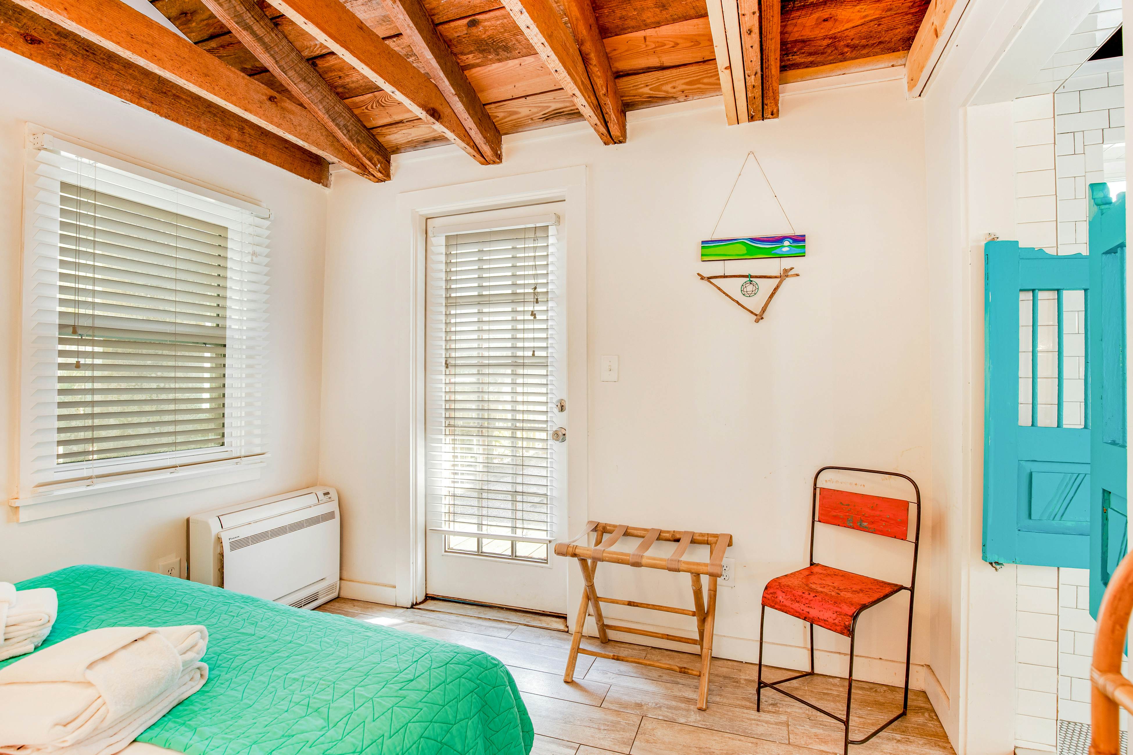 Fun dog-friendly getaway near the beach with yard, kitchenette & WiFi